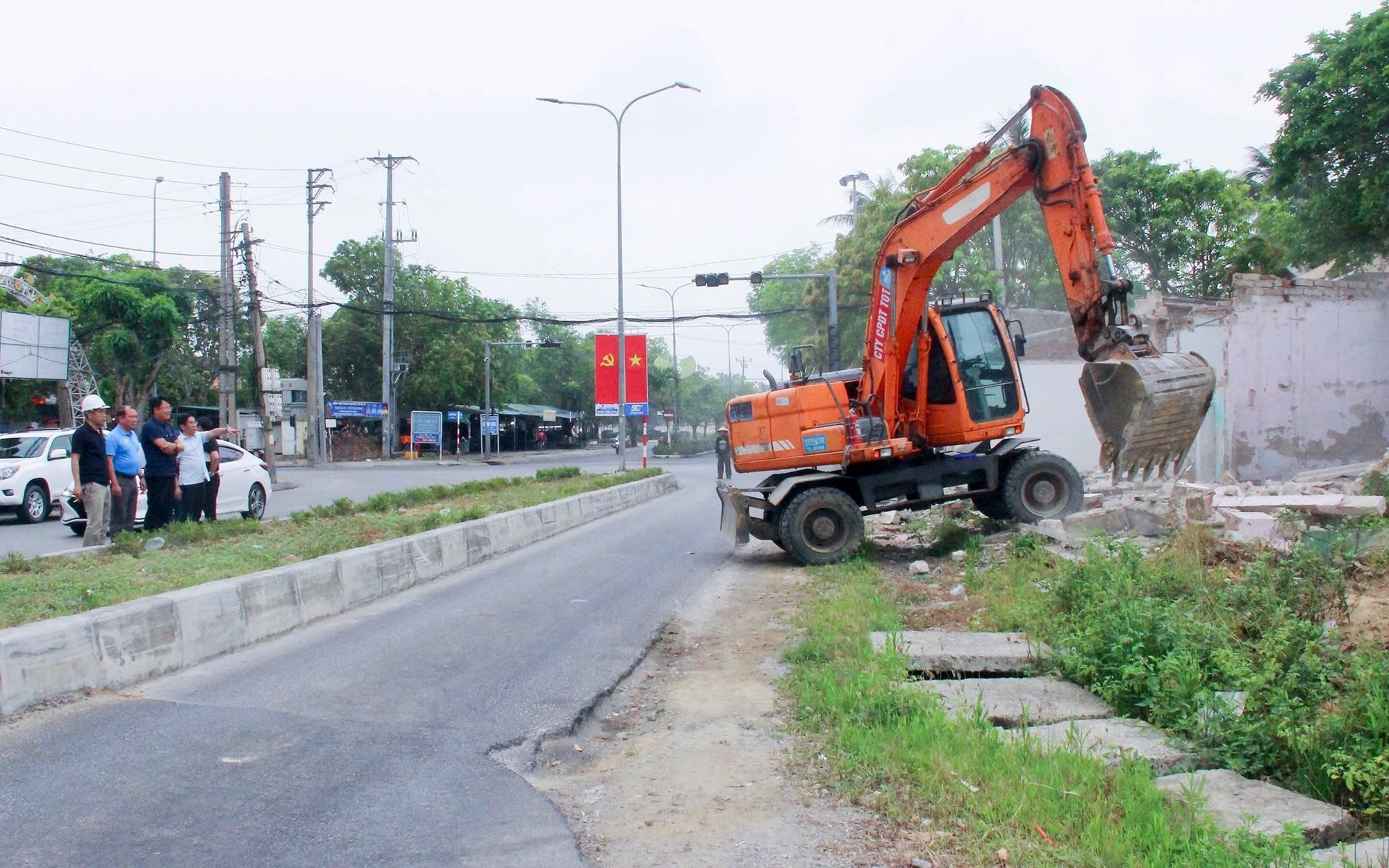 Người dân sống khổ vì tuyến đường gần 1km làm 4 năm chưa xong- Ảnh 5.