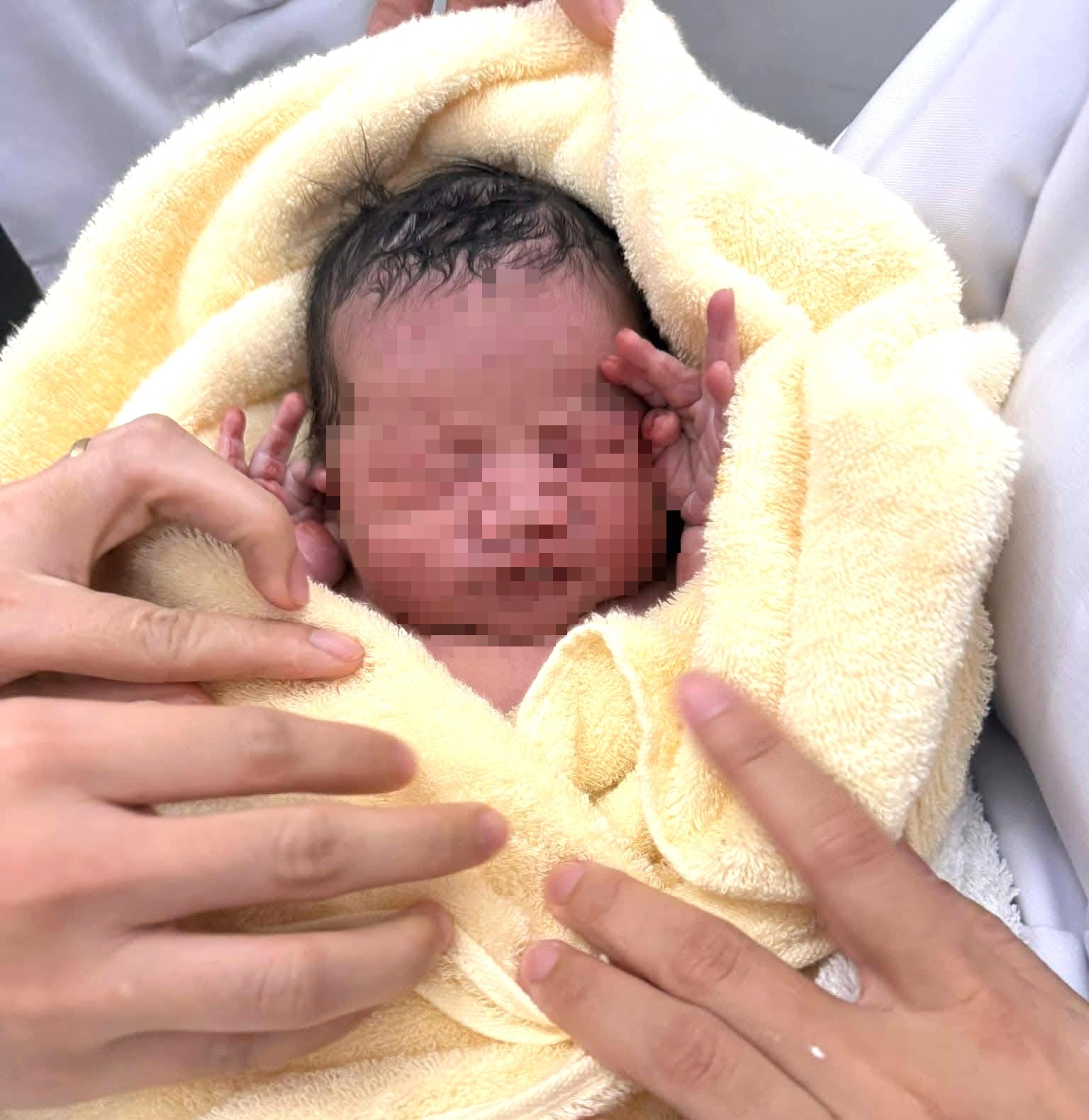 Tìm thân nhân bé gái sơ sinh bị bỏ rơi tại chùa Vạn Ninh- Ảnh 1.