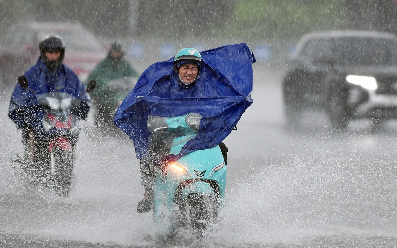 Cảnh báo mưa dông, lốc sét nhiều khu vực chiều tối và đêm nay