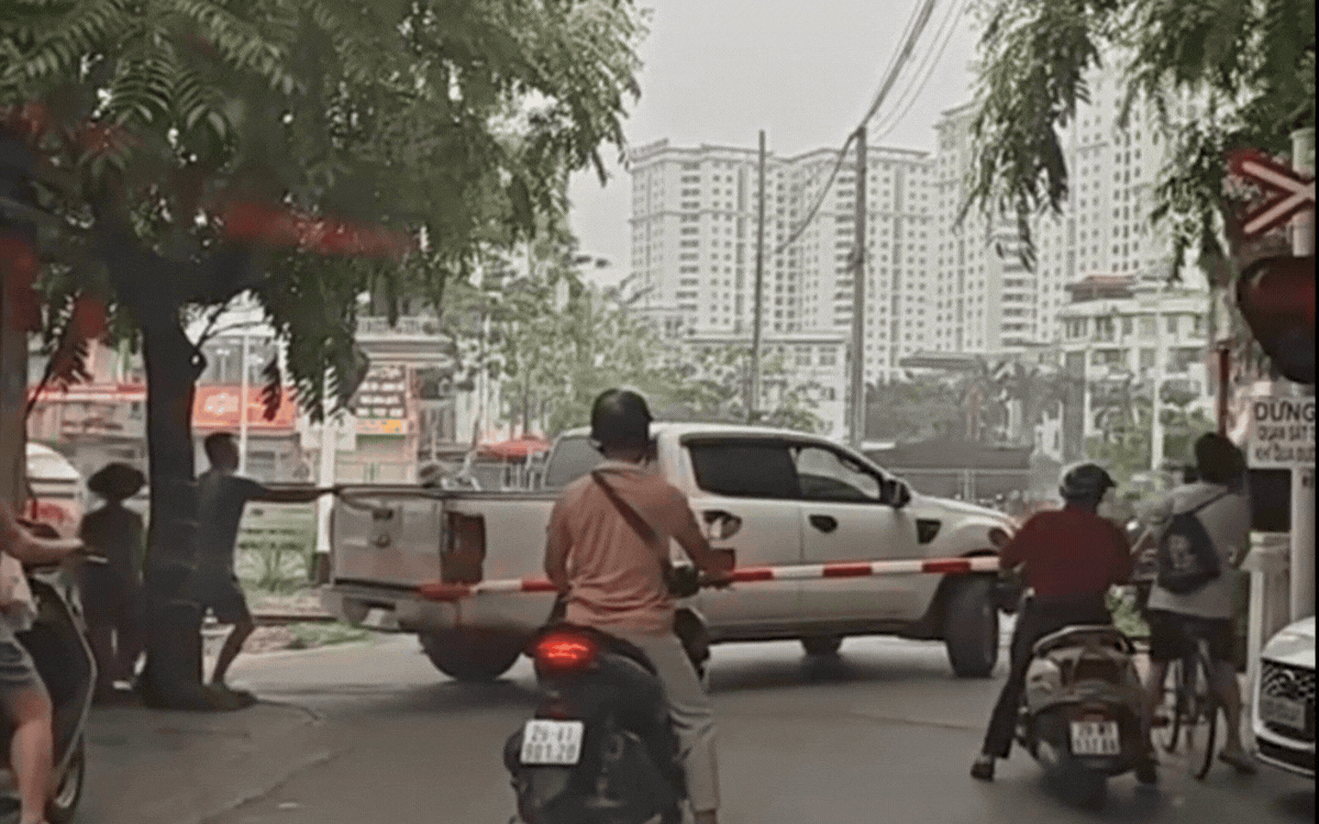 Video: ‘Thót tim’ ô tô vượt rào chắn đường sắt, thoát nạn trong gang tấc - Ảnh 2.