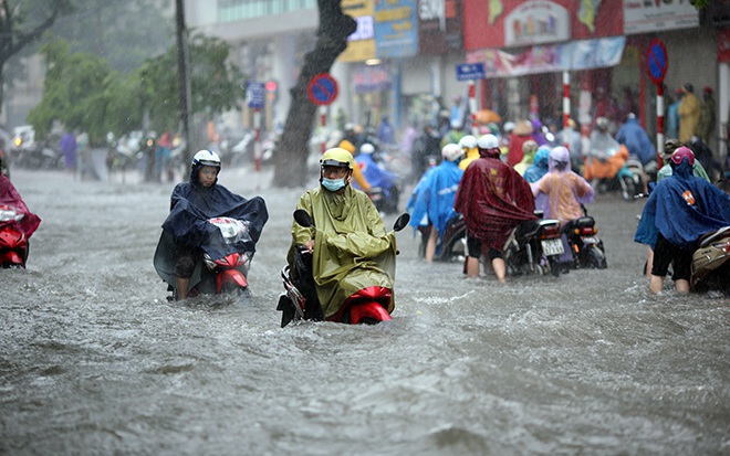 Cảnh báo mưa dông kèm lốc sét, mưa đá ở Hà Nội sáng nay