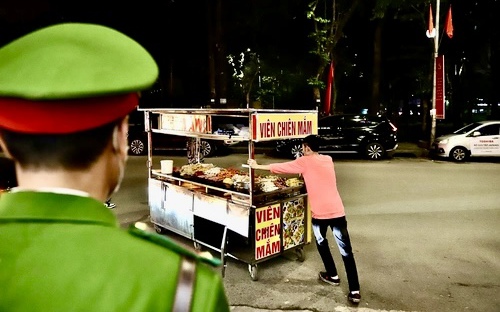 Không gian chung bị 'xẻ thịt' tại chung cư 310 Minh Khai, cư dân bức xúc- Ảnh 1.