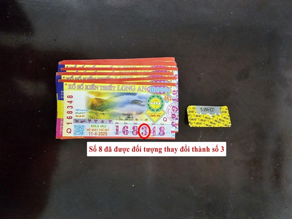 Dùng dao lam chỉnh số 8 thành số 3, người đàn ông 58 tuổi lừa 2 người bán vé số- Ảnh 2.