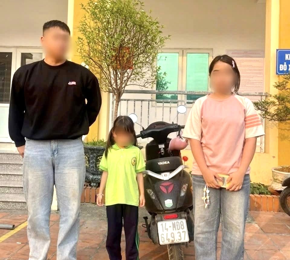 Xôn xao bé gái 6 tuổi điều khiển xe máy điện chở người lưu thông trên đường- Ảnh 3.