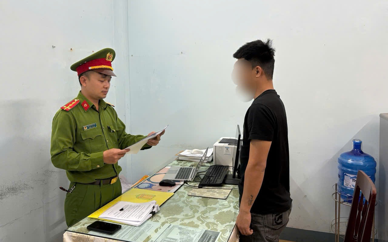 Nhóm thanh niên mang dao tự chế, vỏ chai 'hỗn chiến' ở quán hủ tiếu- Ảnh 2.