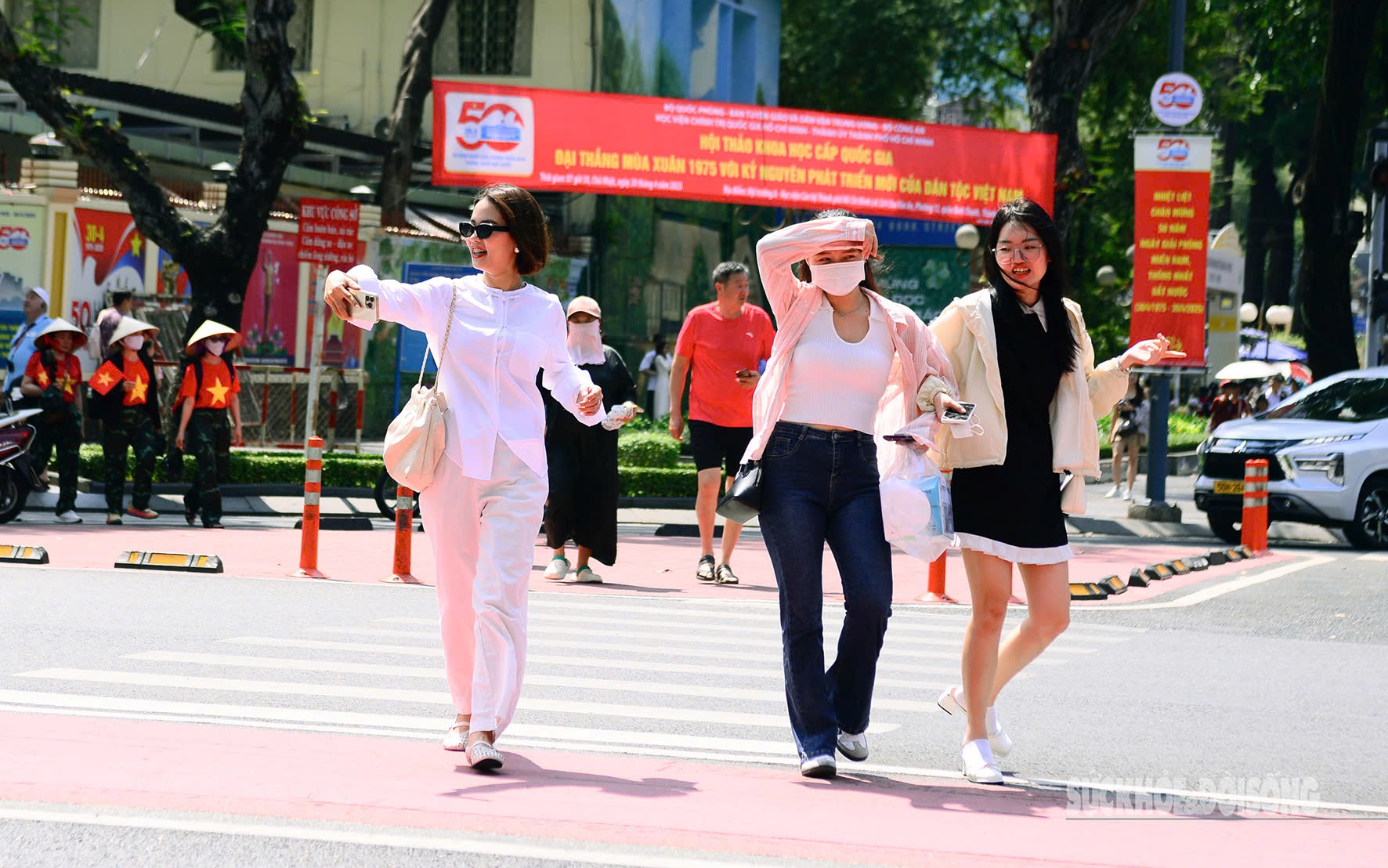 Miền Bắc mưa dông, miền Trung nắng nóng gay gắt- Ảnh 2.