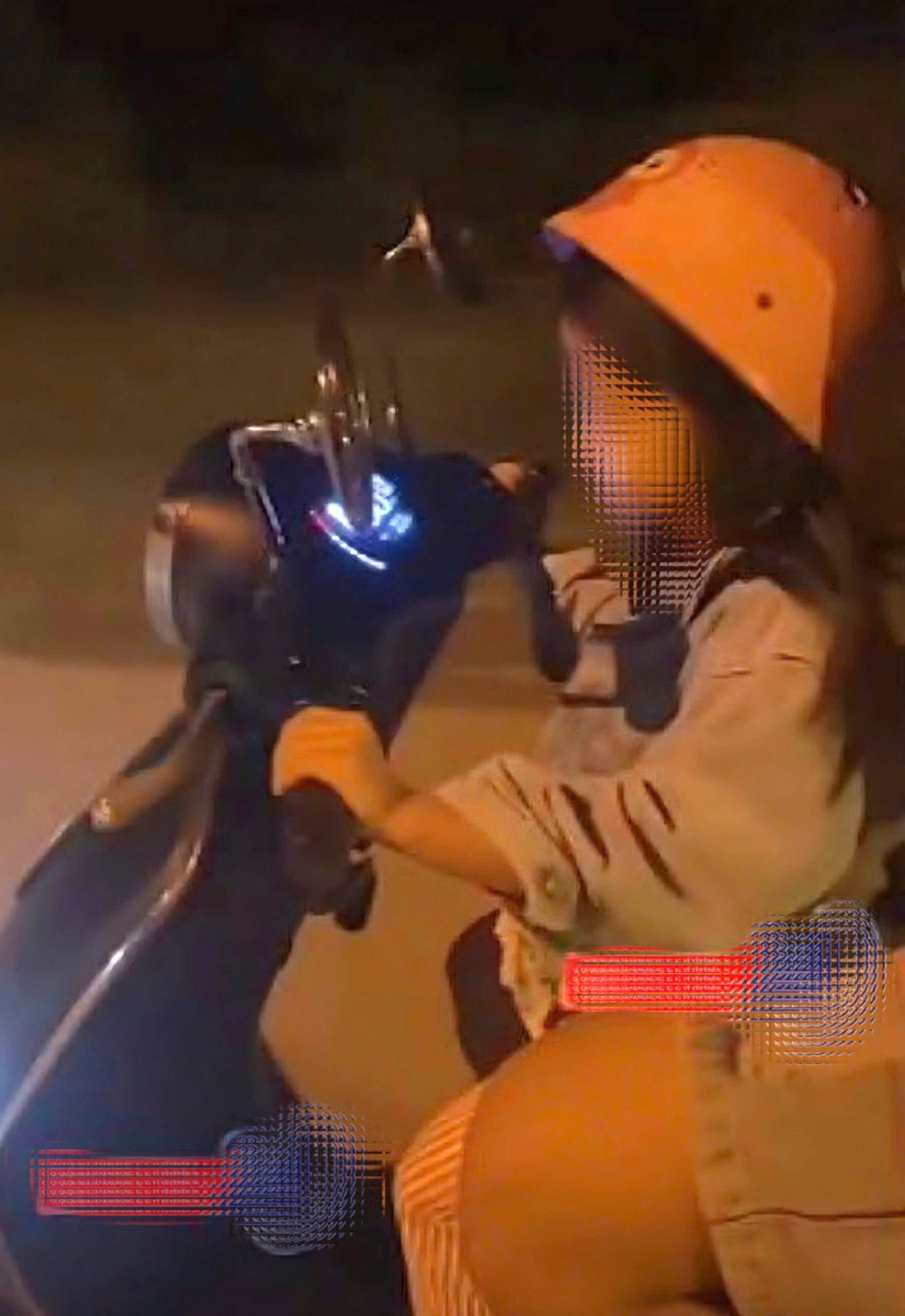 Xôn xao bé gái 6 tuổi điều khiển xe máy điện chở người lưu thông trên đường- Ảnh 1.