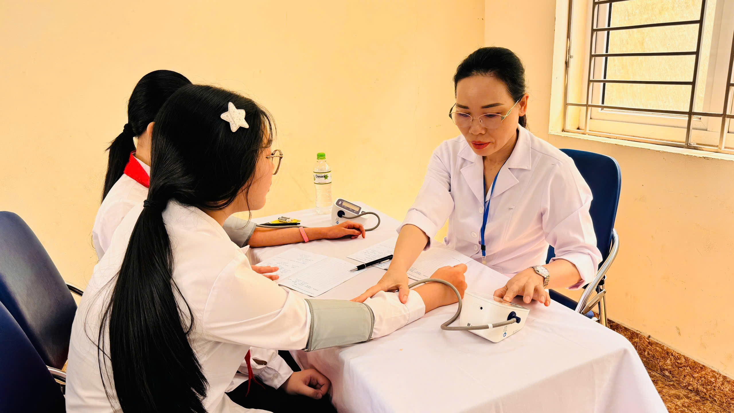 Hưởng ứng Ngày sức khỏe toàn dân 7/4: Quảng Ninh triển khai khám, tư vấn và truyền thông y tế, từ học đường đến cộng đồng - Ảnh 9.