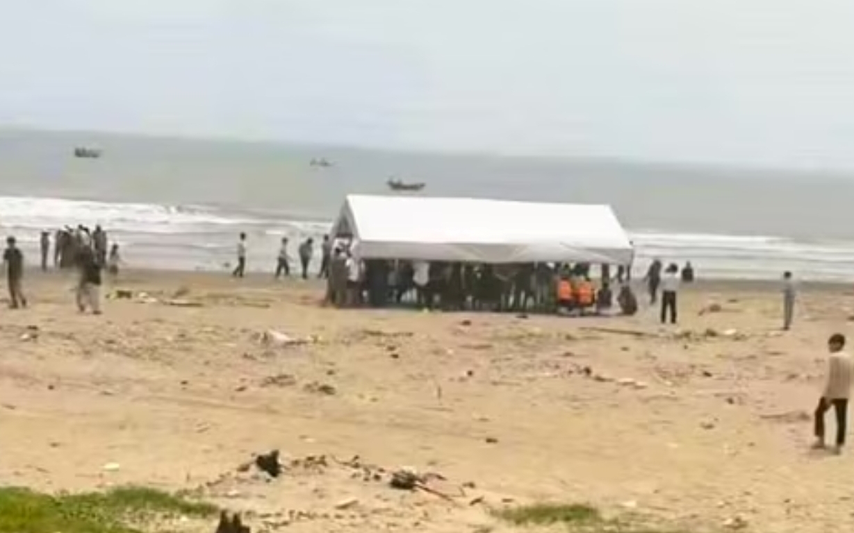 Hàng trăm người trắng đêm tìm kiếm hai bé trai mất tích khi đi tắm biển