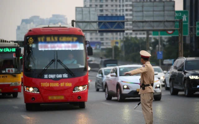 Cục CSGT đề nghị người dân 'chỉ điểm' bất cập giao thông- Ảnh 1.