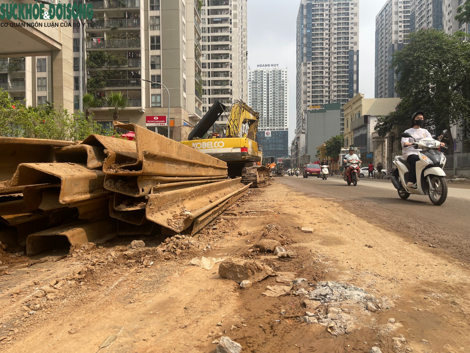 Đường Nguyễn Tuân, Hà Nội ngổn ngang thi công, người dân 'dò dẫm' từng mét- Ảnh 4.