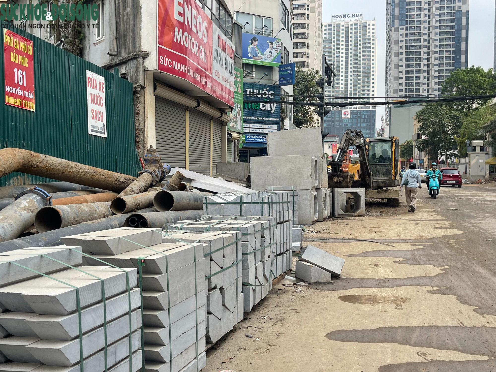 Đường Nguyễn Tuân, Hà Nội ngổn ngang thi công, người dân 'dò dẫm' từng mét- Ảnh 6.