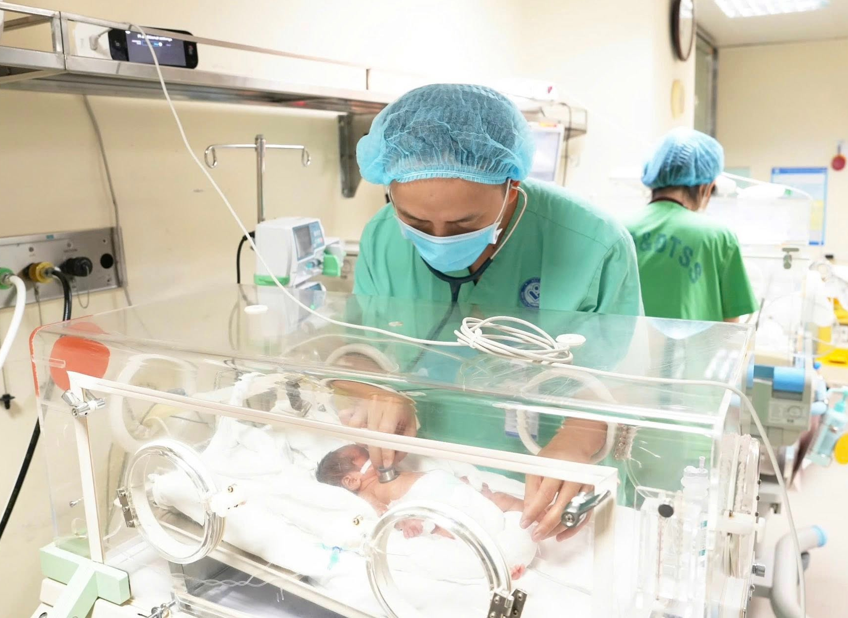 'Cuộc chiến' 120 ngày của em bé chào đời chỉ nặng 500 gram và chồng bệnh án lên đến 2kg- Ảnh 1.