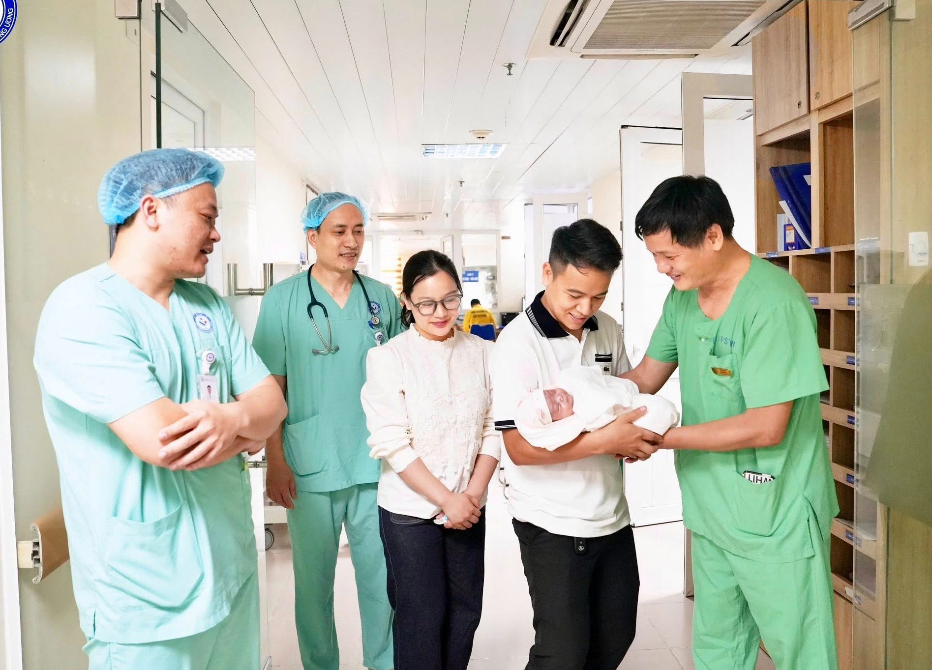 'Cuộc chiến' 120 ngày của em bé chào đời chỉ nặng 500 gram và chồng bệnh án lên đến 2kg- Ảnh 3.