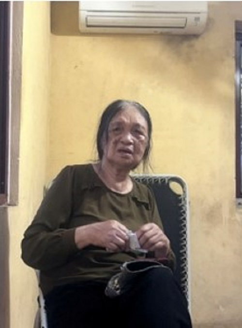 Công an giúp bà cụ 77 tuổi tìm lại được gia đình giữa dòng người đi lễ hội Đền Hùng- Ảnh 1.