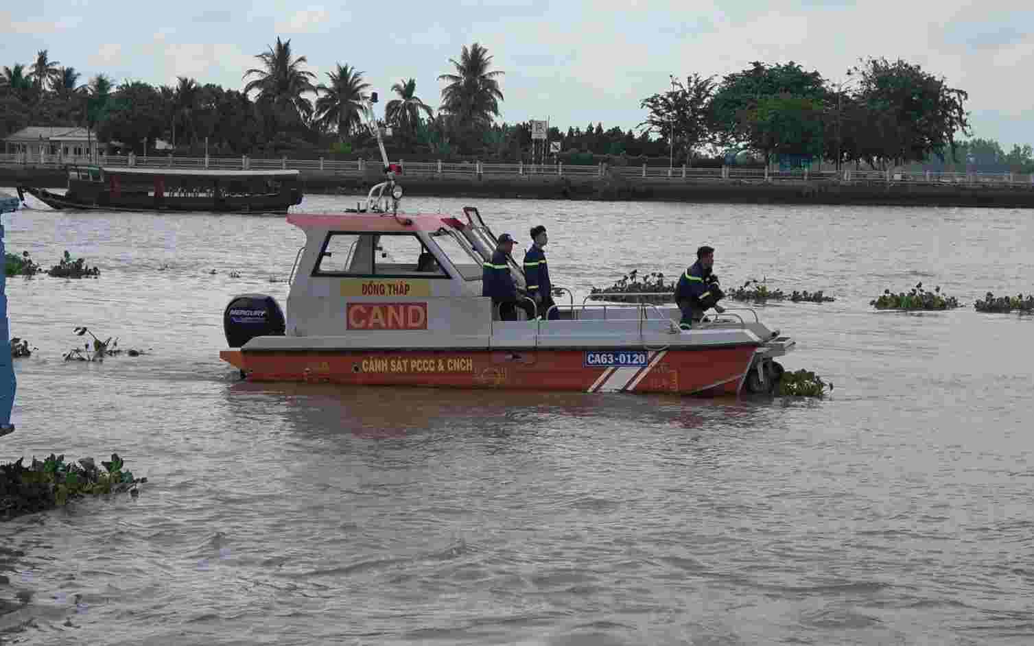 Công an giúp bà cụ 77 tuổi tìm lại được gia đình giữa dòng người đi lễ hội Đền Hùng- Ảnh 2.