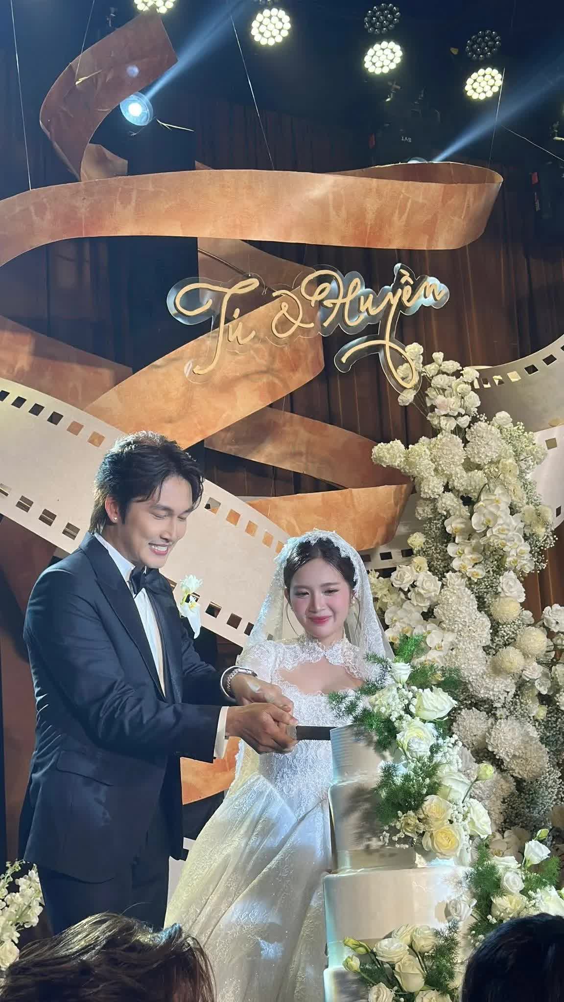 Ngọc Huyền tiết lộ chuyện 'ngượng ngùng' khi diễn cảnh ôm hôn Đình Tú- Ảnh 4.