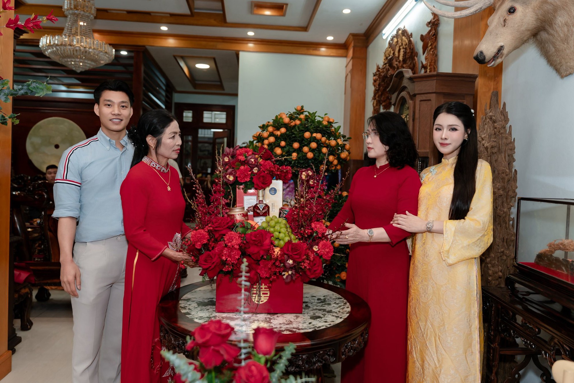 Mẹ vợ cầu thủ Văn Thanh gây chú ý trong ngày đặc biệt của con- Ảnh 2.