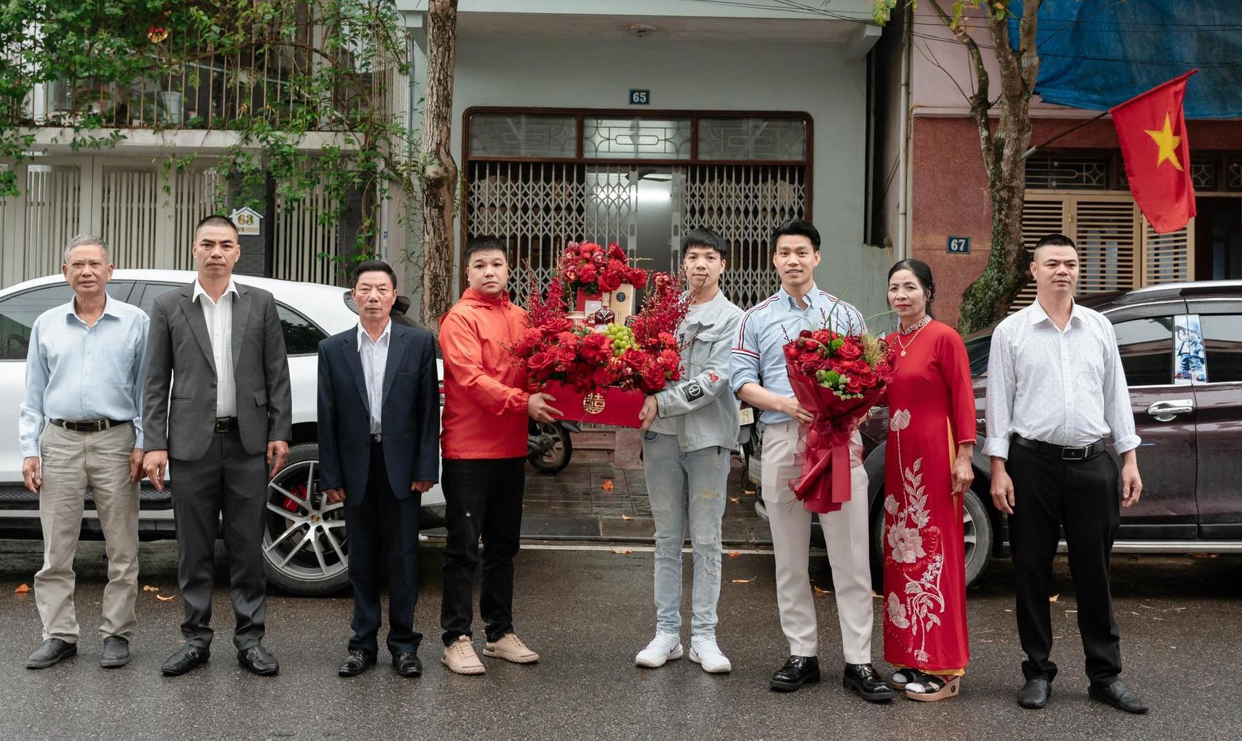 Mẹ vợ cầu thủ Văn Thanh gây chú ý trong ngày đặc biệt của con- Ảnh 3.