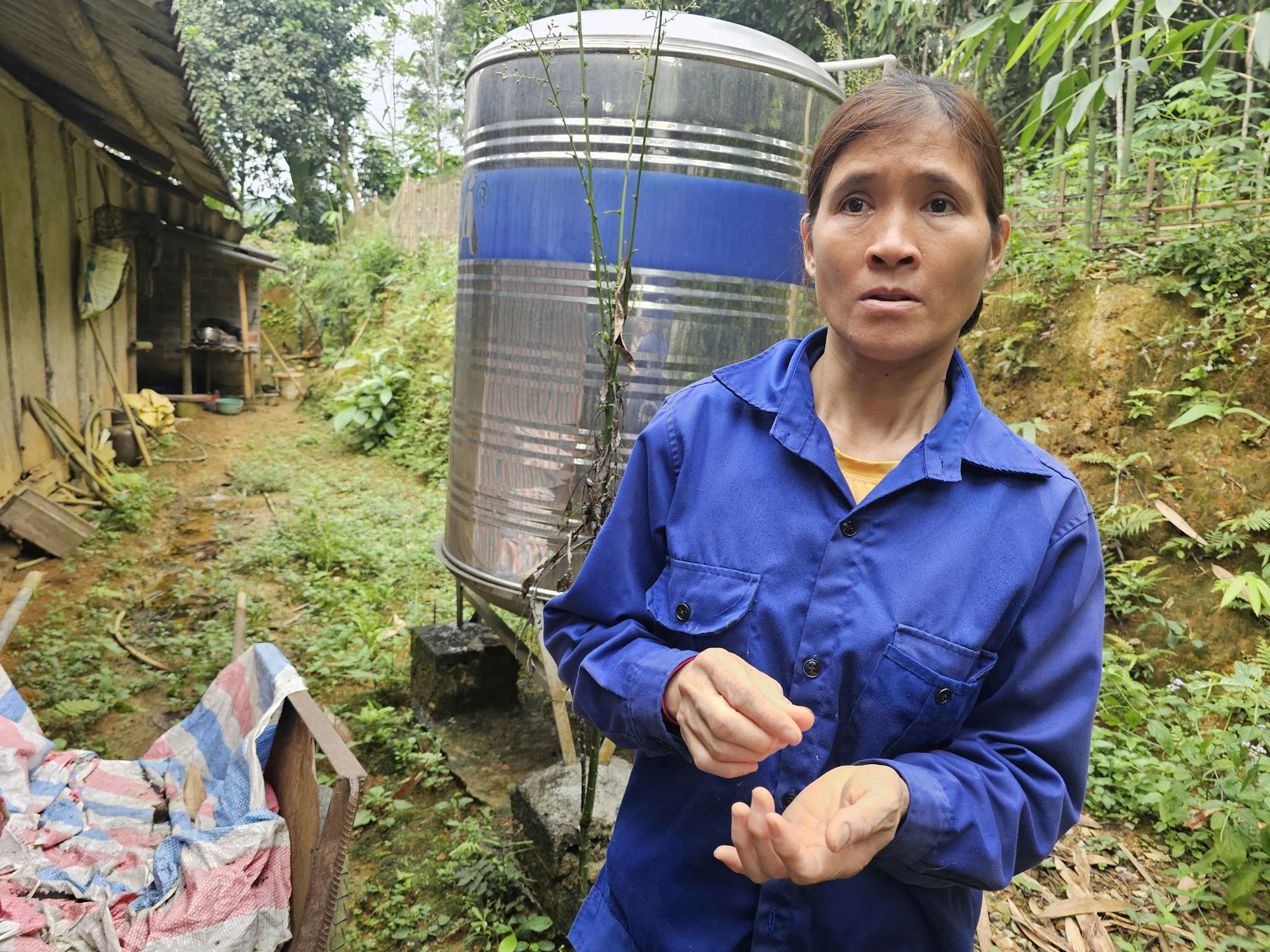 Gánh nặng chồng chất trên vai người phụ nữ góa bụa đang nuôi con nhỏ và mẹ chồng già yếu trong căn nhà dột nát- Ảnh 4.