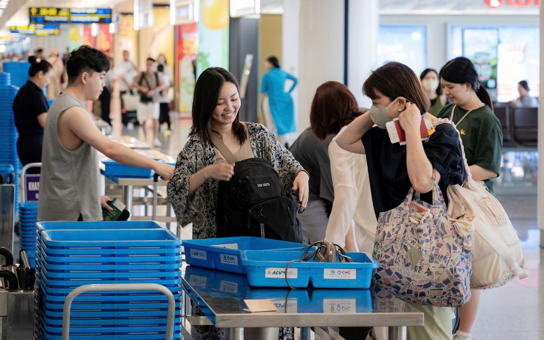 Vé máy bay dịp lễ 30/4: Đường bay du lịch 'cháy vé', giá tiếp tục leo thang- Ảnh 1.