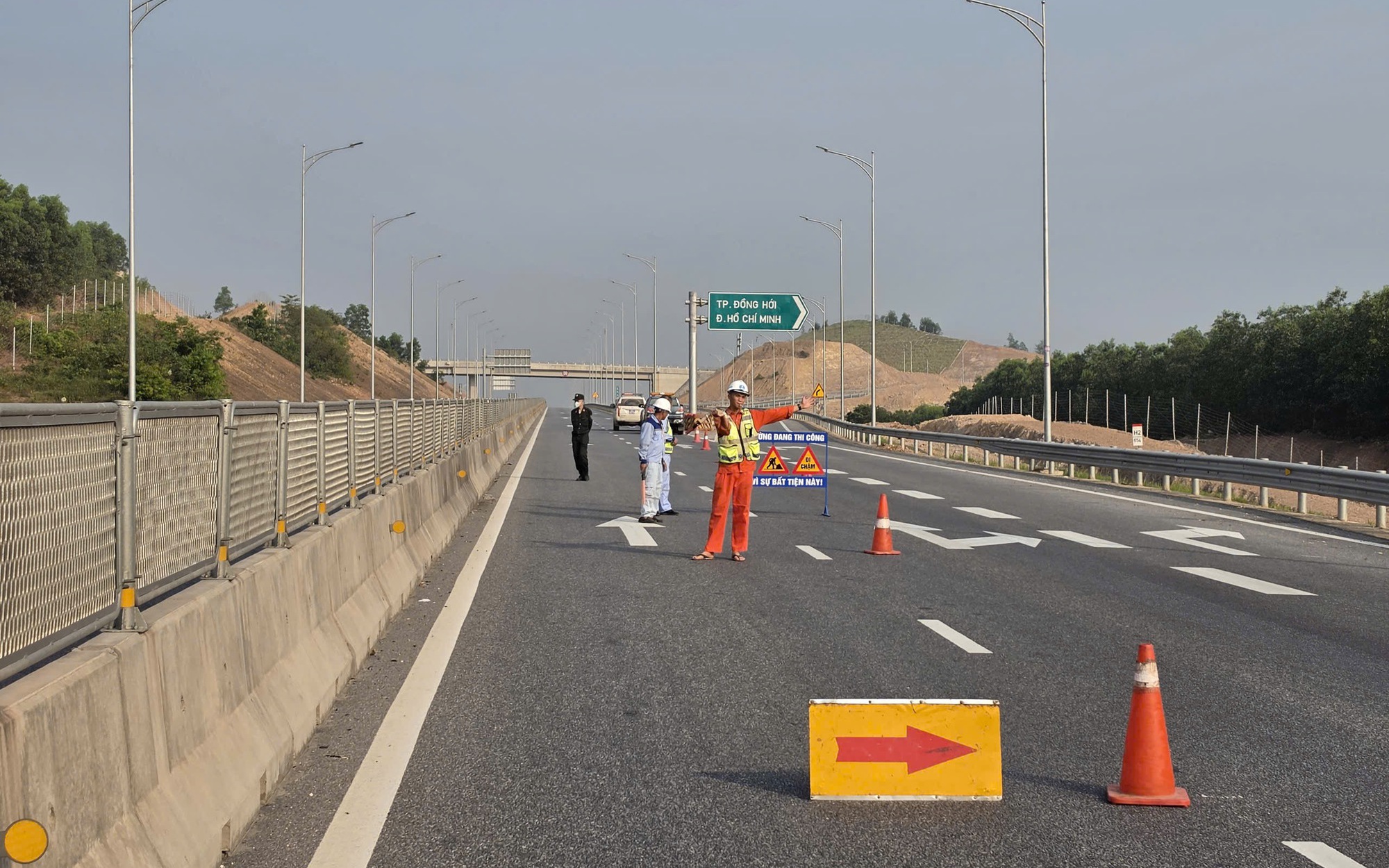Tạm đóng cửa các đoạn tuyến cao tốc qua Quảng Trị để lắp giá long môn