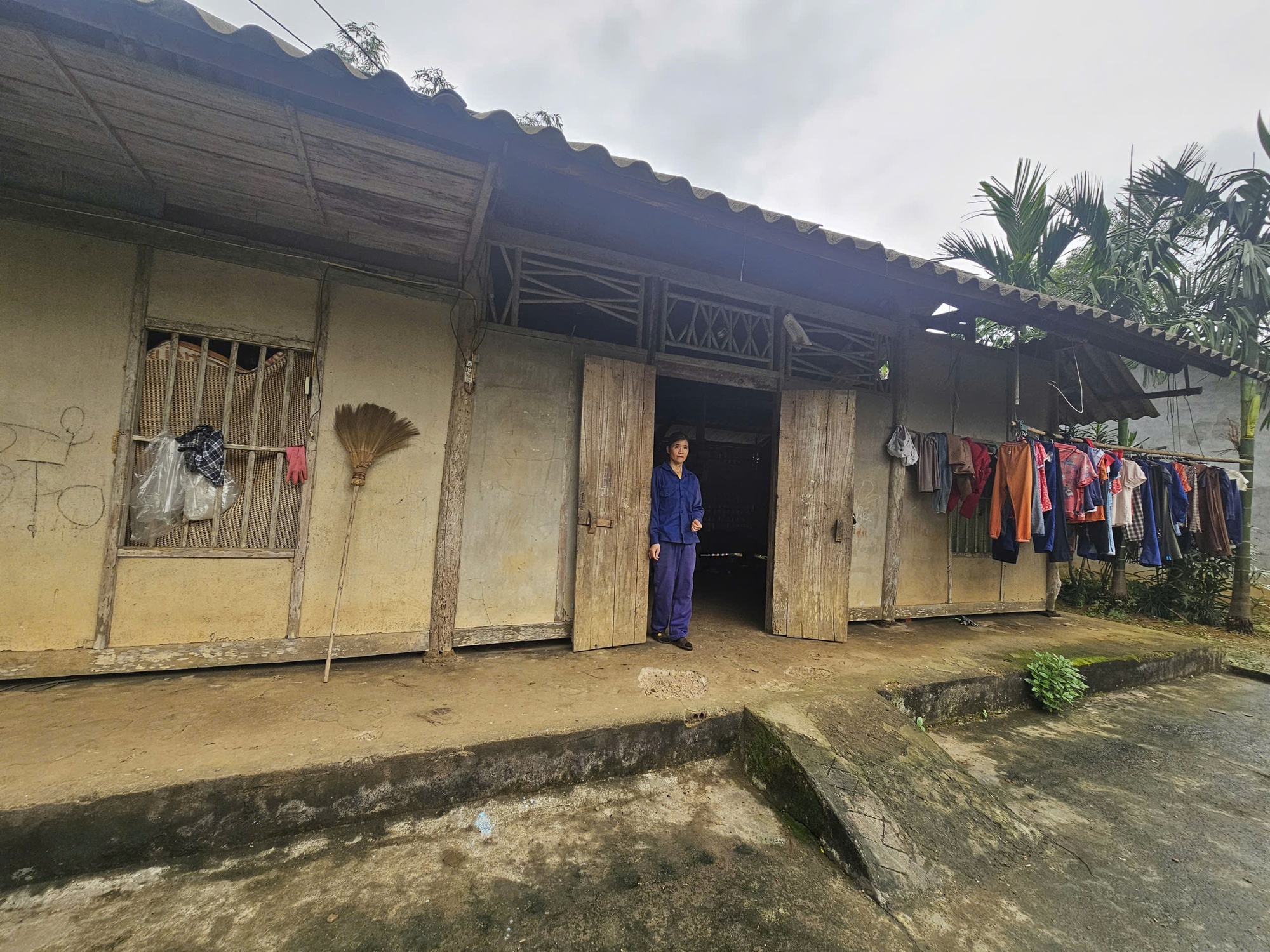 Gánh nặng chồng chất trên vai người phụ nữ góa bụa đang nuôi con nhỏ và mẹ chồng già yếu trong căn nhà dột nát- Ảnh 1.