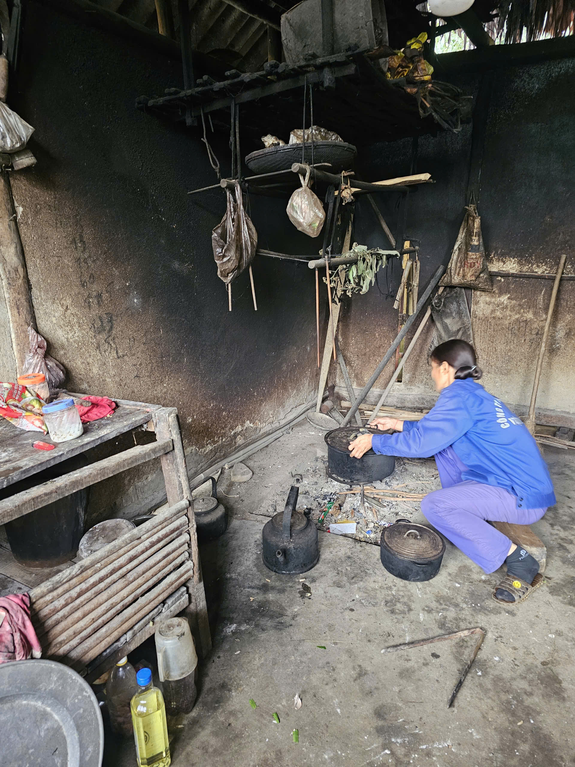 Gánh nặng chồng chất trên vai người phụ nữ góa bụa đang nuôi con nhỏ và mẹ chồng già yếu trong căn nhà dột nát- Ảnh 2.