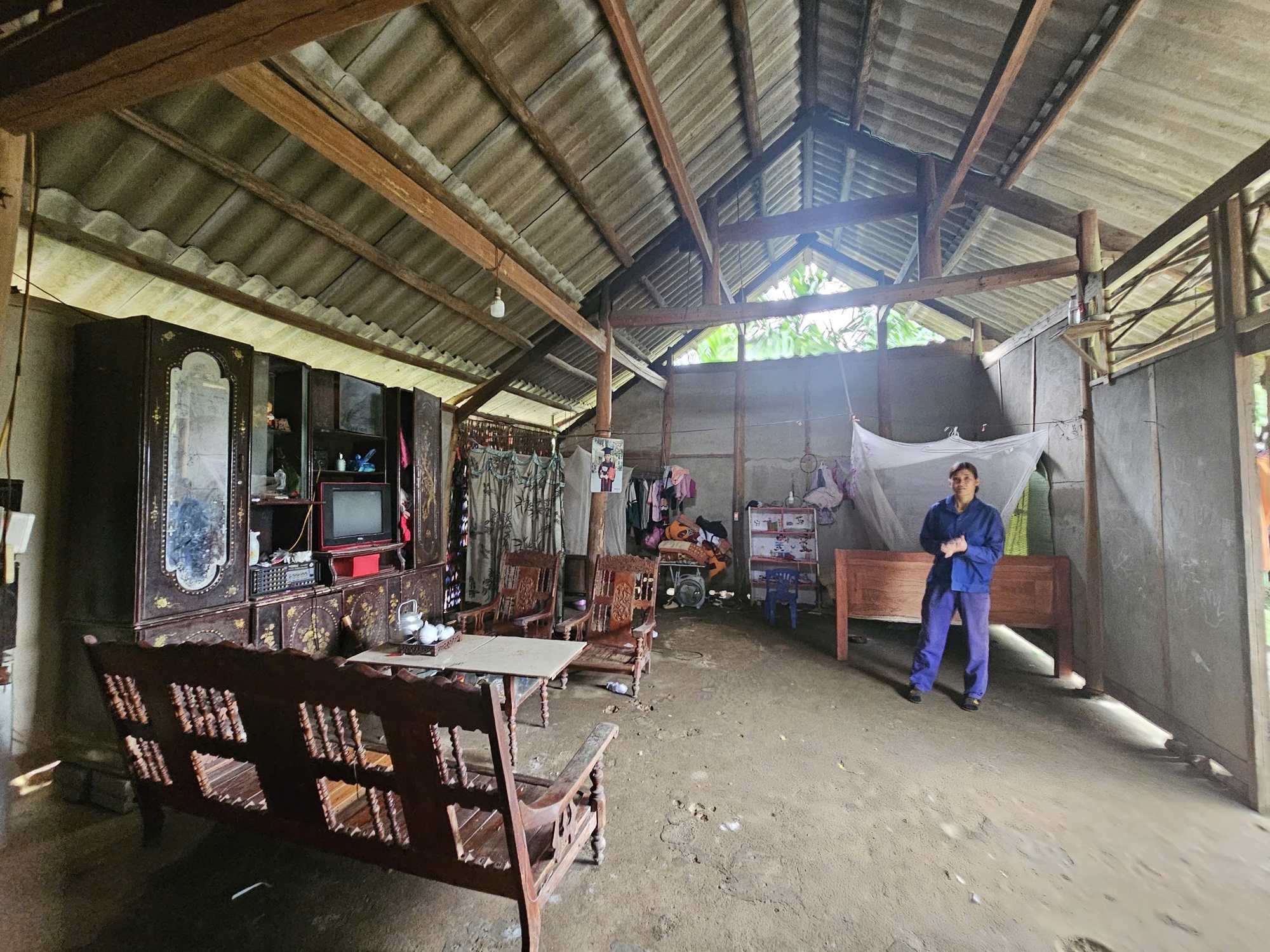 Gánh nặng chồng chất trên vai người phụ nữ góa bụa đang nuôi con nhỏ và mẹ chồng già yếu trong căn nhà dột nát- Ảnh 3.