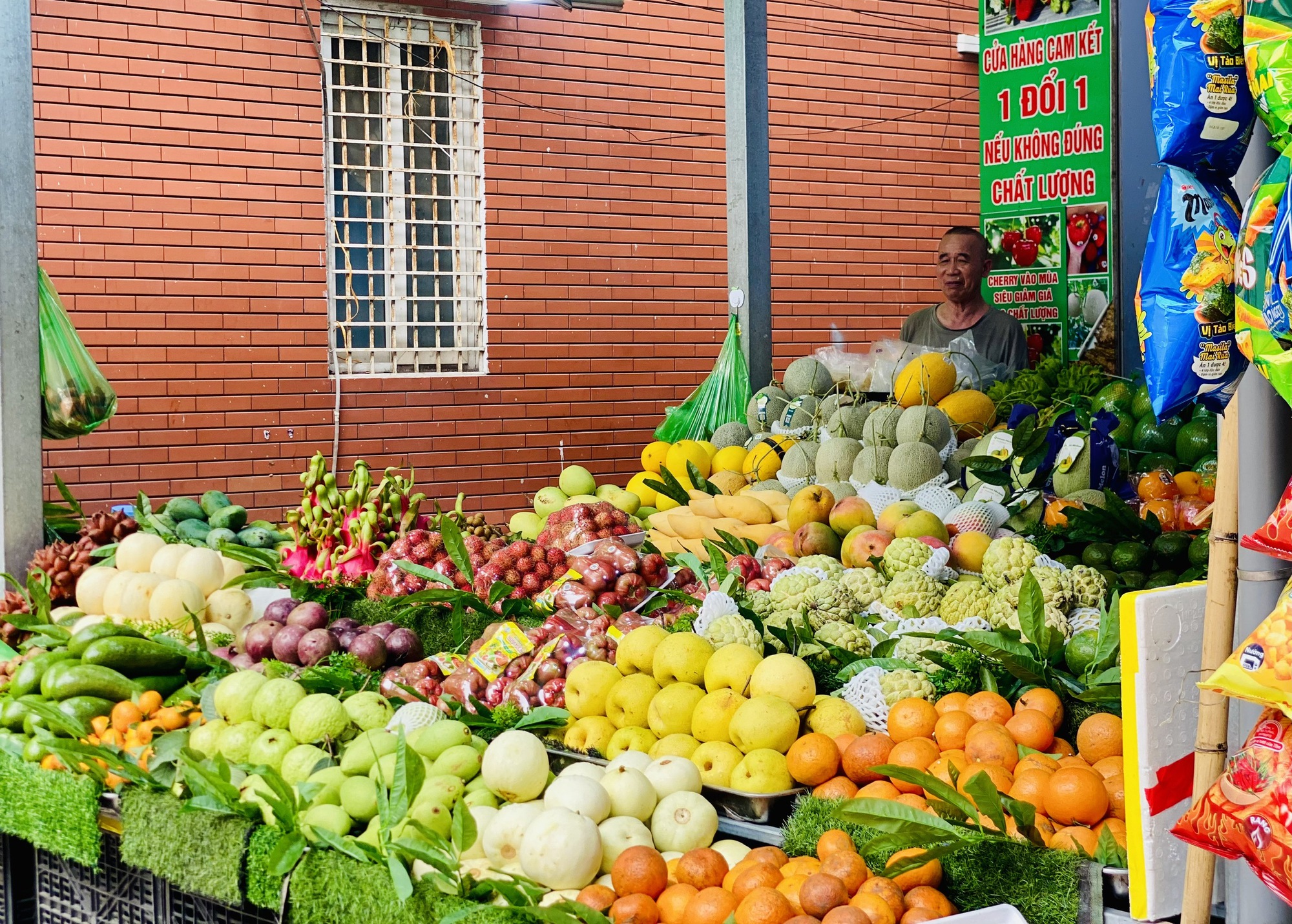 Quýt sim cuối vụ ngọt lịm, vỏ mỏng dính, giá rẻ, tiểu thương nhập hàng liên tục bán không nghỉ tay- Ảnh 1.