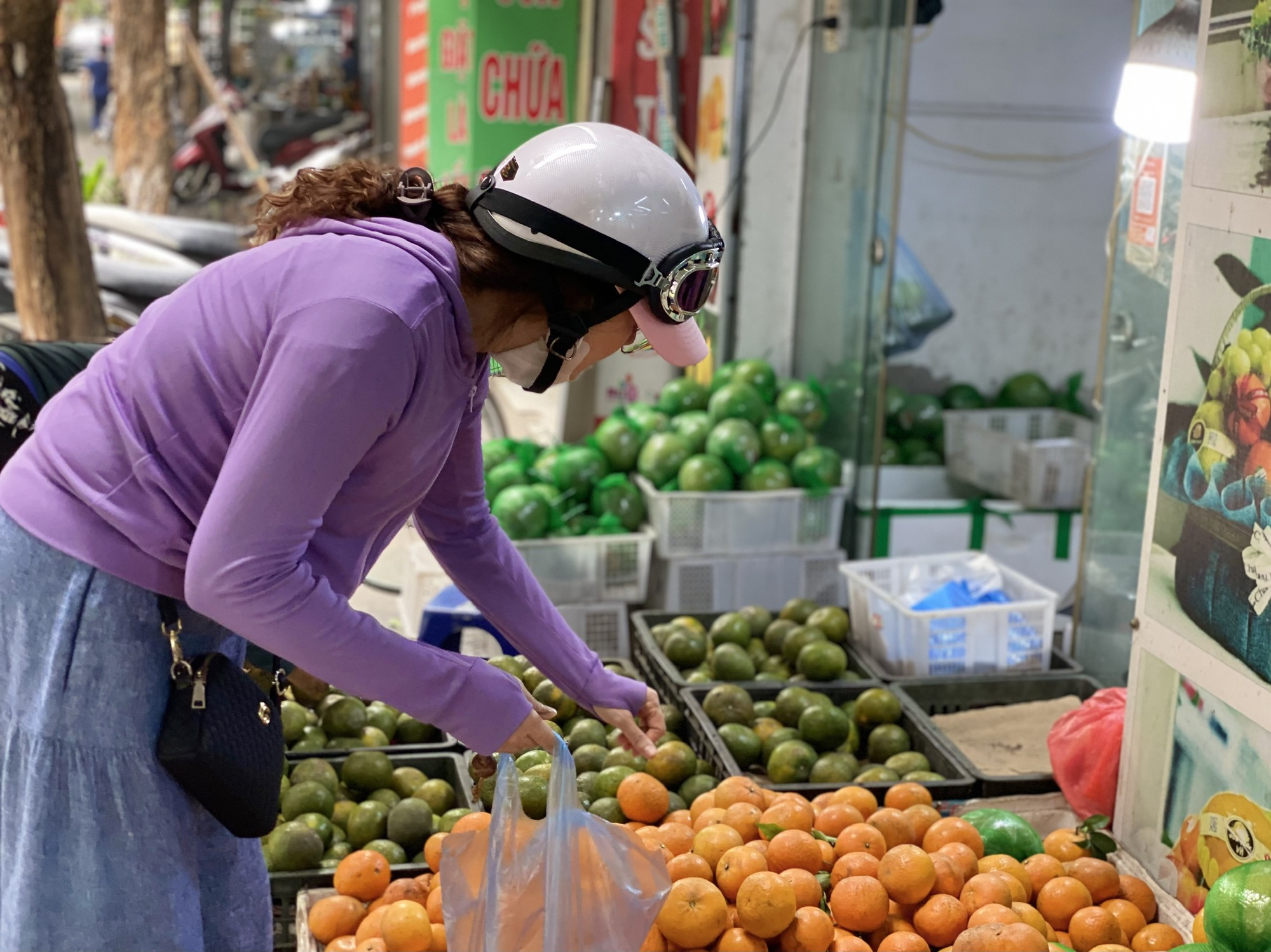 Quýt sim cuối vụ ngọt lịm, vỏ mỏng dính, giá rẻ, tiểu thương nhập hàng liên tục bán không nghỉ tay- Ảnh 2.