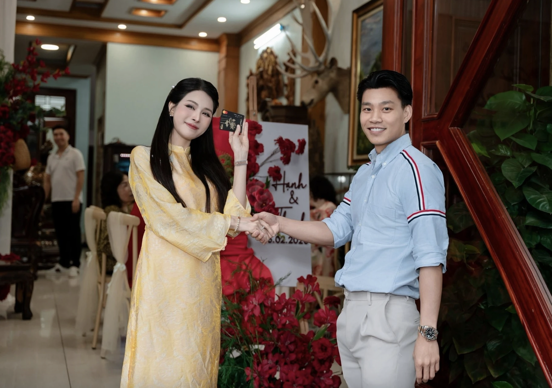 Mẹ vợ cầu thủ Văn Thanh gây chú ý trong ngày đặc biệt của con- Ảnh 5.