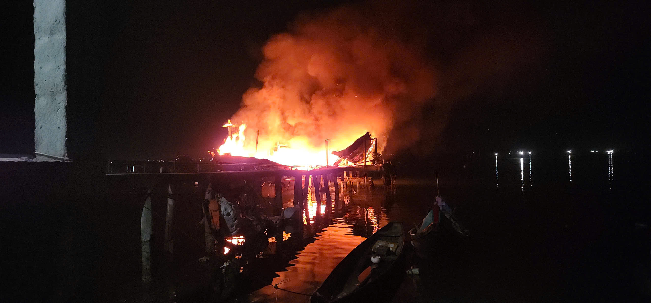 Video tàu cá bốc cháy dữ dội khi đang neo đậu ở Huế - Ảnh 1.