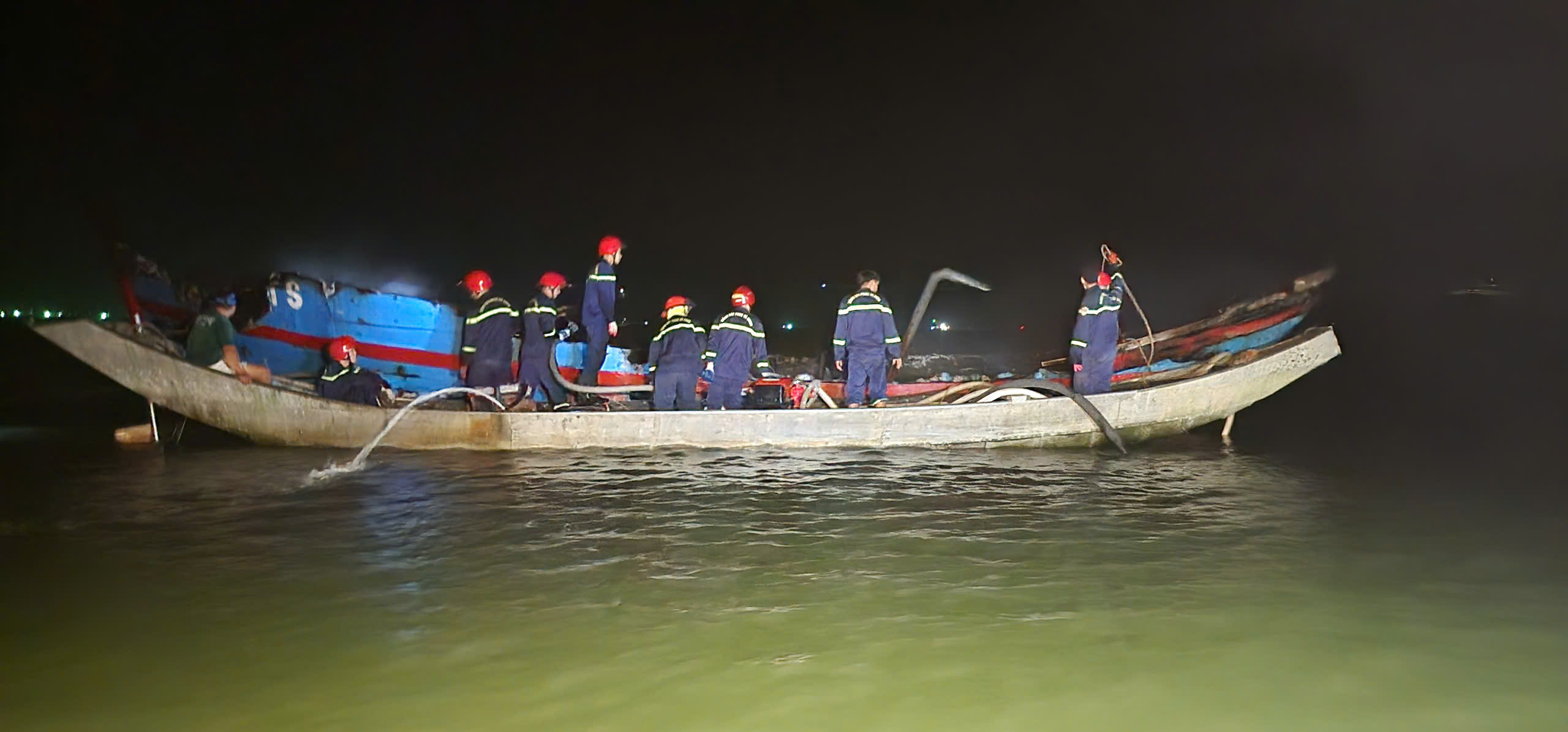 Video tàu cá bốc cháy dữ dội khi đang neo đậu ở Huế - Ảnh 2.