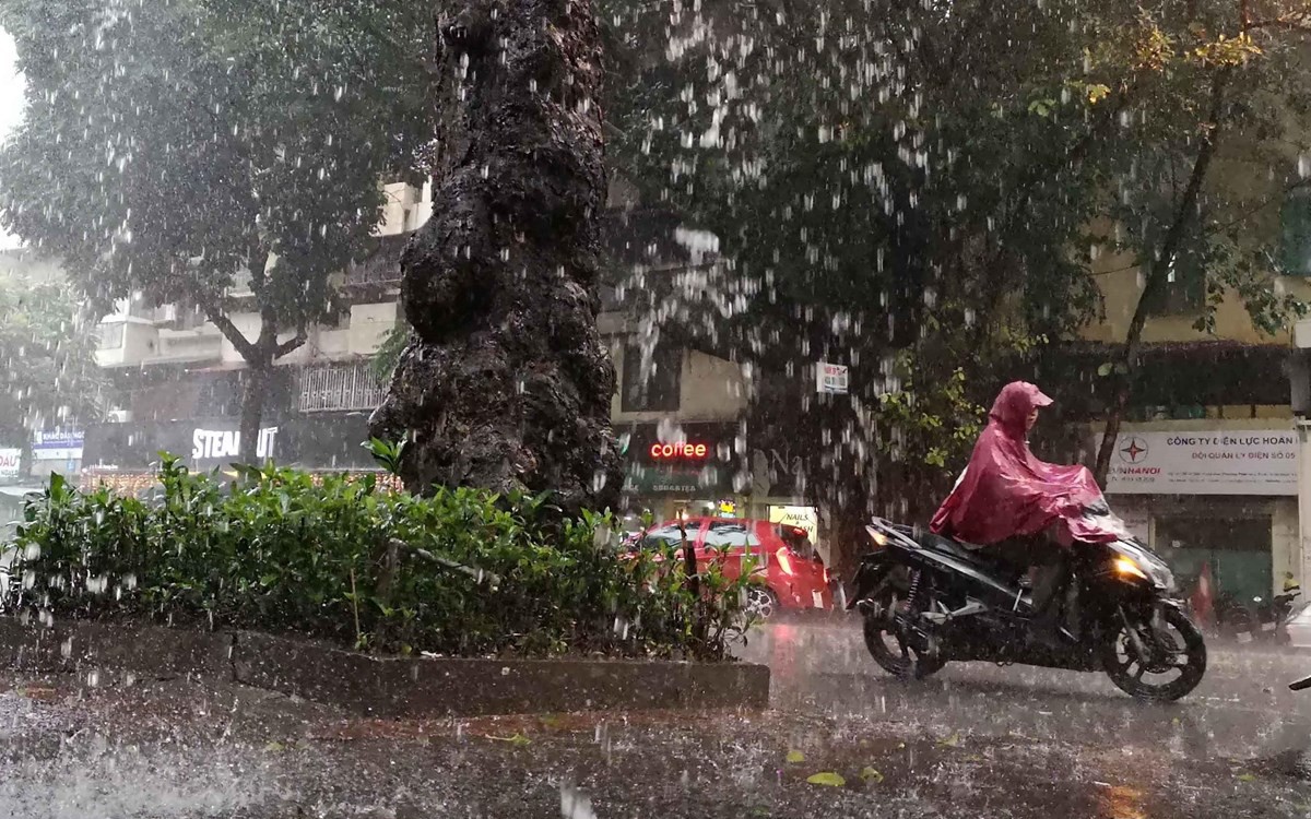 Không khí lạnh làm nhiệt giảm, mưa dông kéo dài vào Trung Bộ