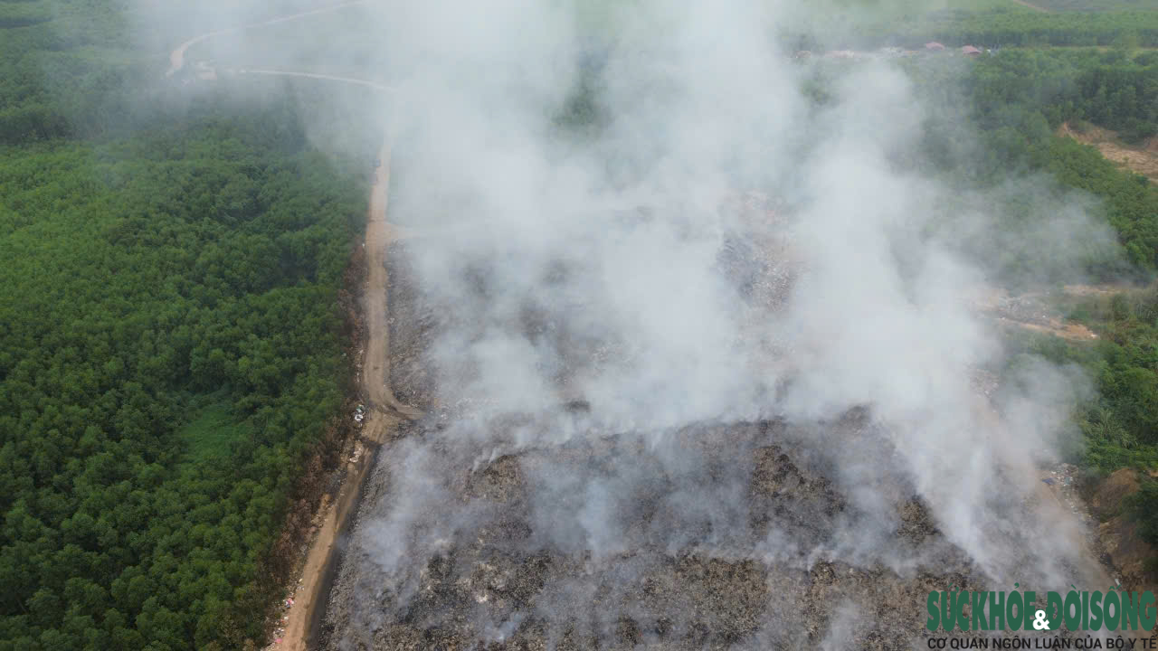 Người dân ngột ngạt khi bãi rác rộng 2 ha cháy âm ỉ cả tuần- Ảnh 1.