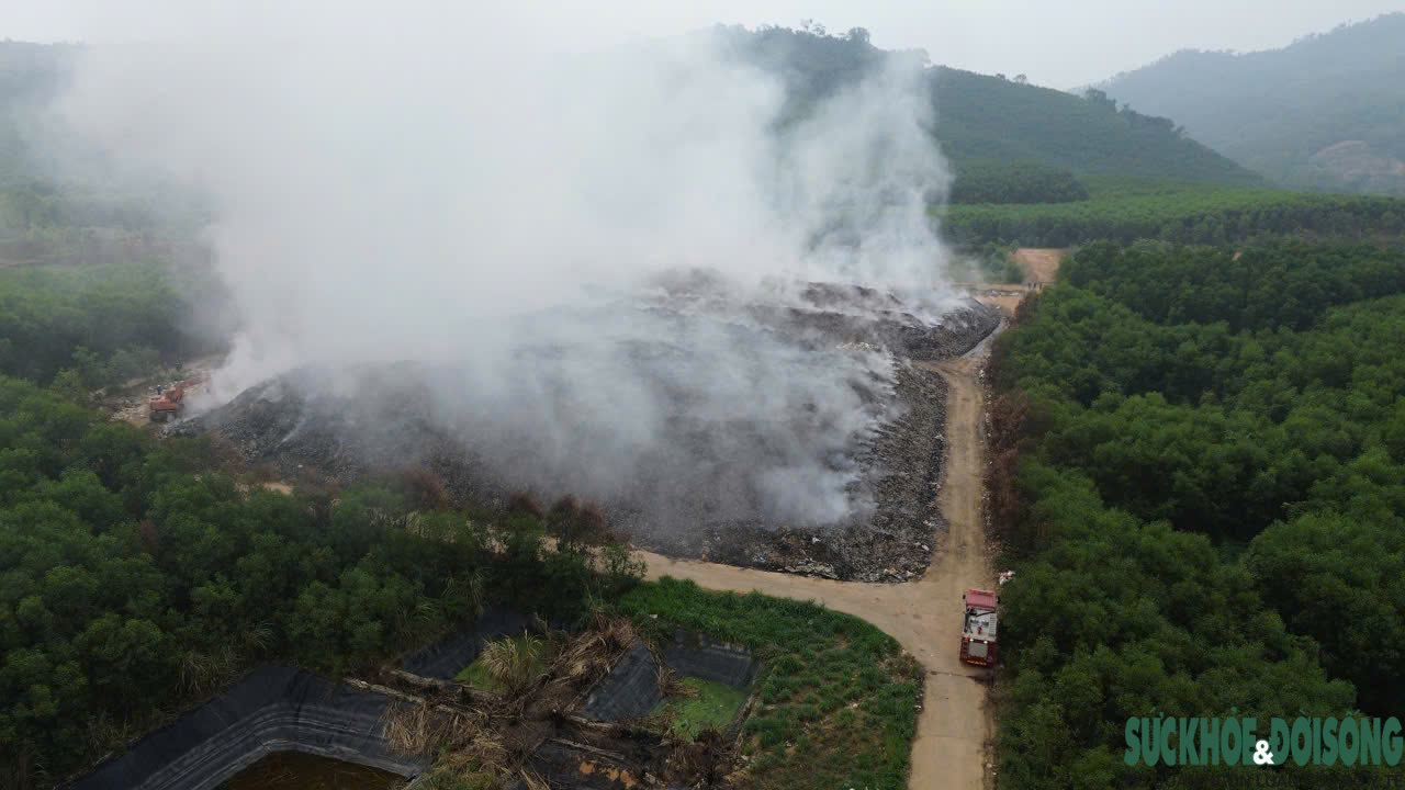 Người dân ngột ngạt khi bãi rác rộng 2 ha cháy âm ỉ cả tuần- Ảnh 2.