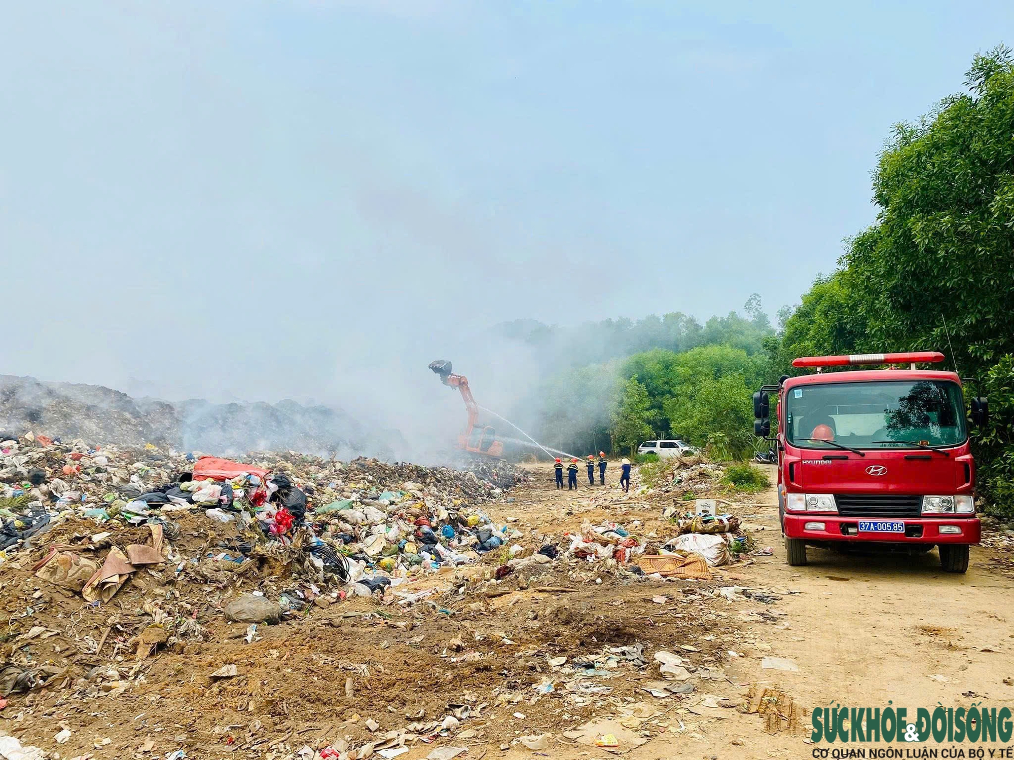 Người dân ngột ngạt khi bãi rác rộng 2 ha cháy âm ỉ cả tuần- Ảnh 4.