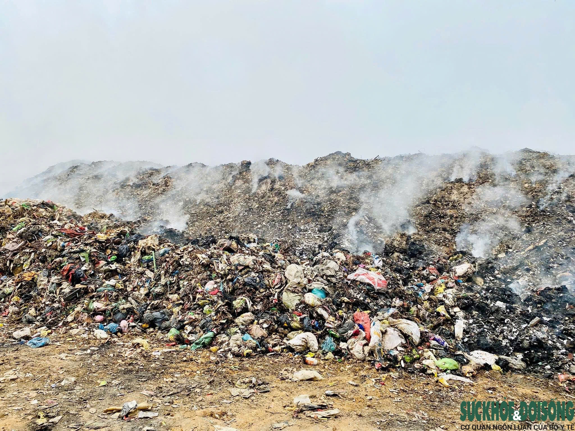 Người dân ngột ngạt khi bãi rác rộng 2 ha cháy âm ỉ cả tuần- Ảnh 6.