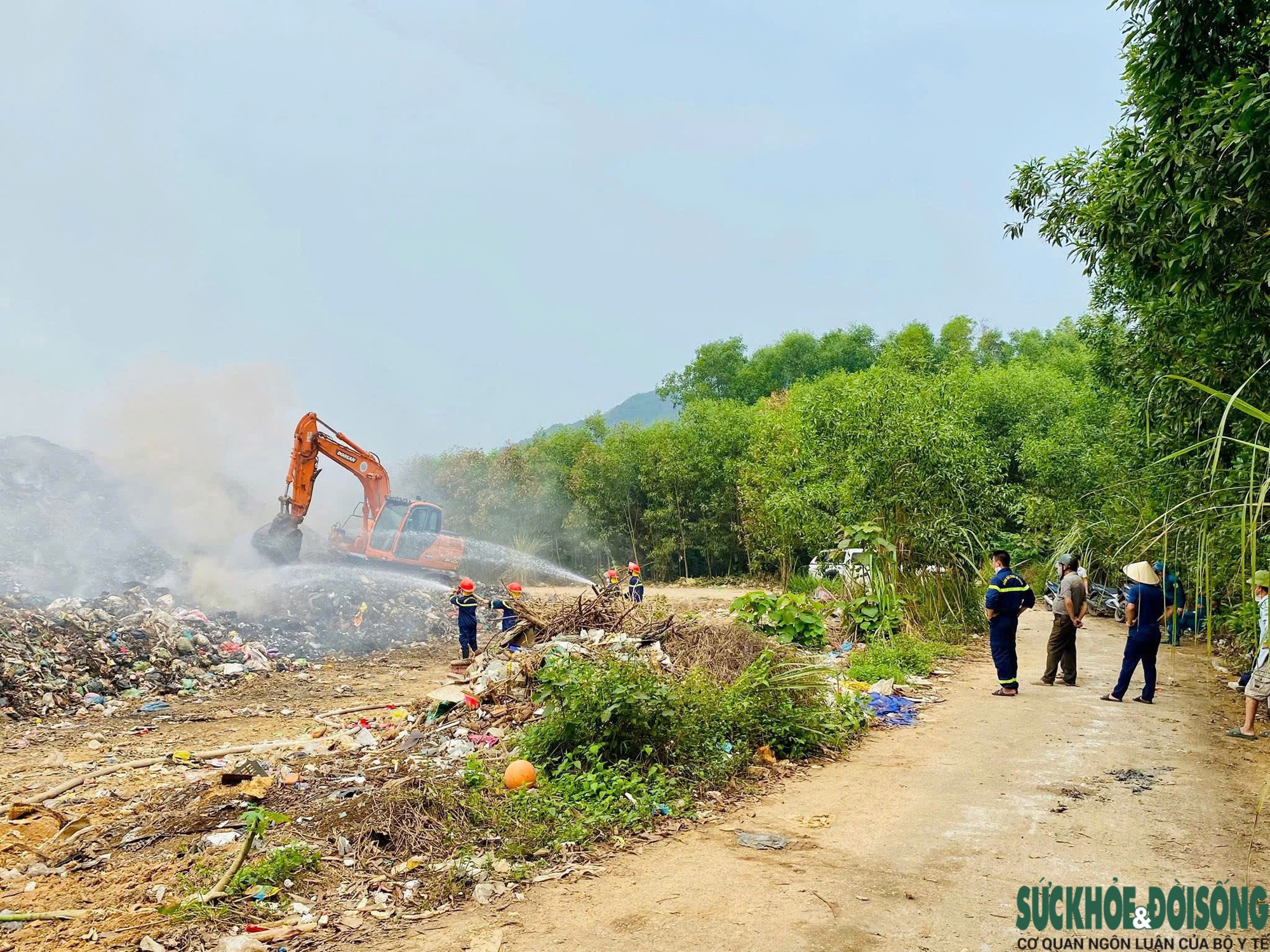 Người dân ngột ngạt khi bãi rác rộng 2 ha cháy âm ỉ cả tuần- Ảnh 10.