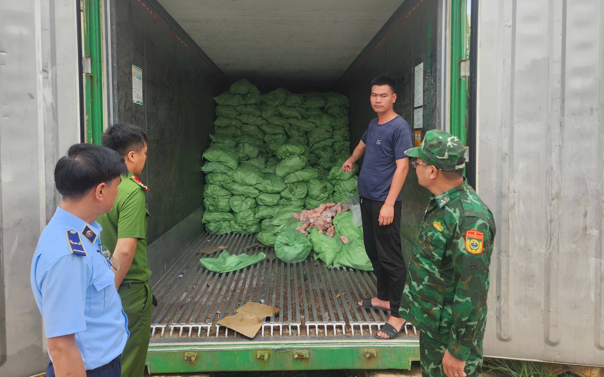 Phát hiện gần 3 tạ chả mực không rõ nguồn gốc ở Quảng Ninh- Ảnh 2.