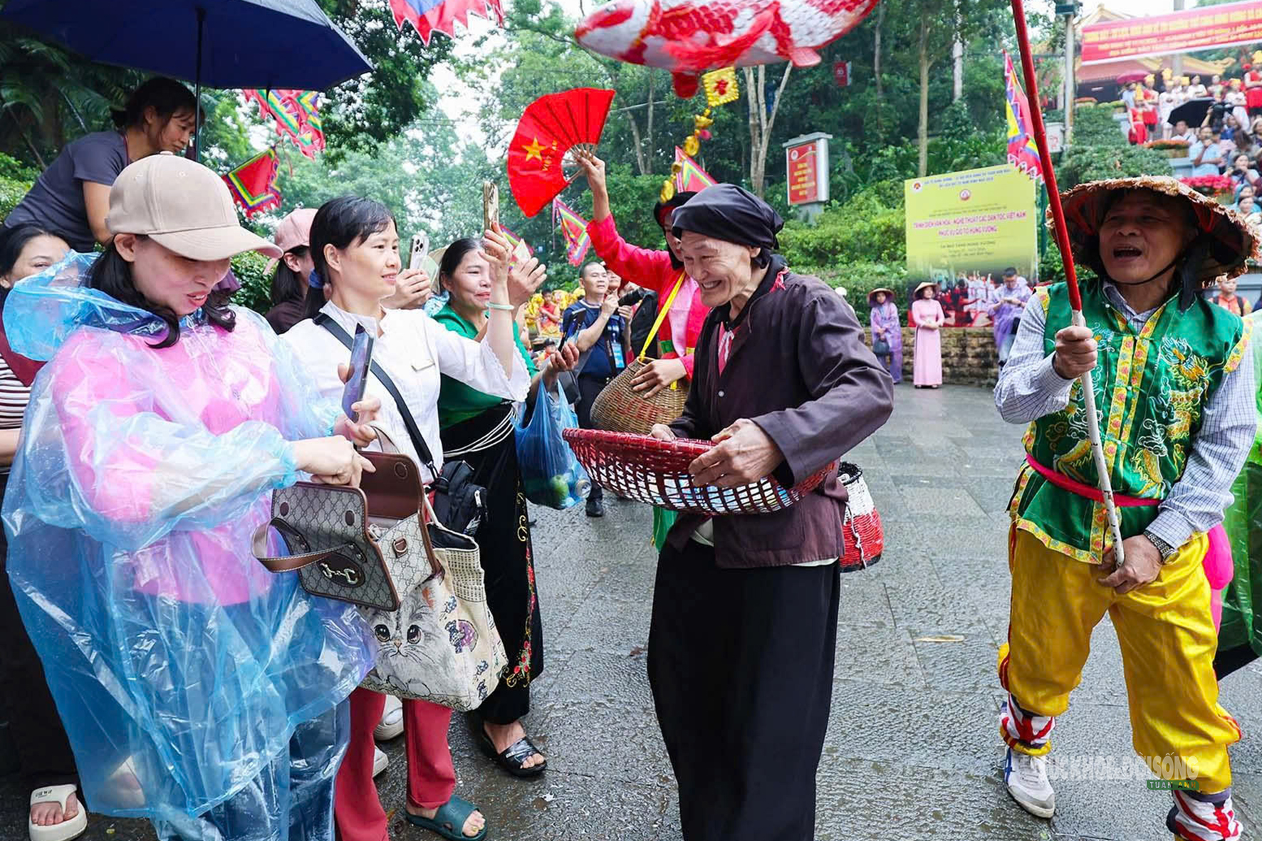 Linh thiêng lễ rước kiệu ở Đền Hùng- Ảnh 10.