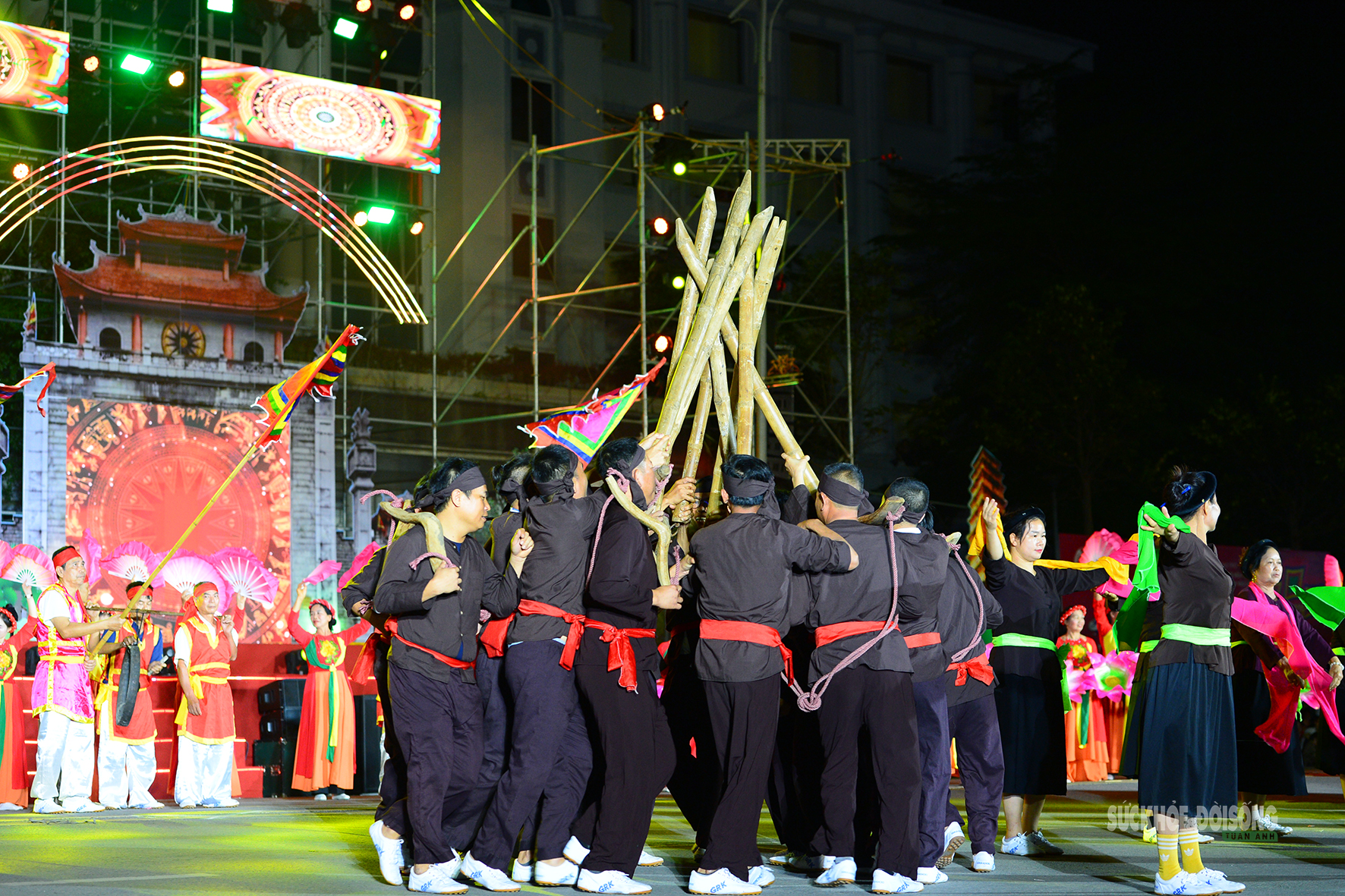 Rực rỡ 'Thanh âm nguồn cội' trong đêm hội đường phố Đất Tổ- Ảnh 8.