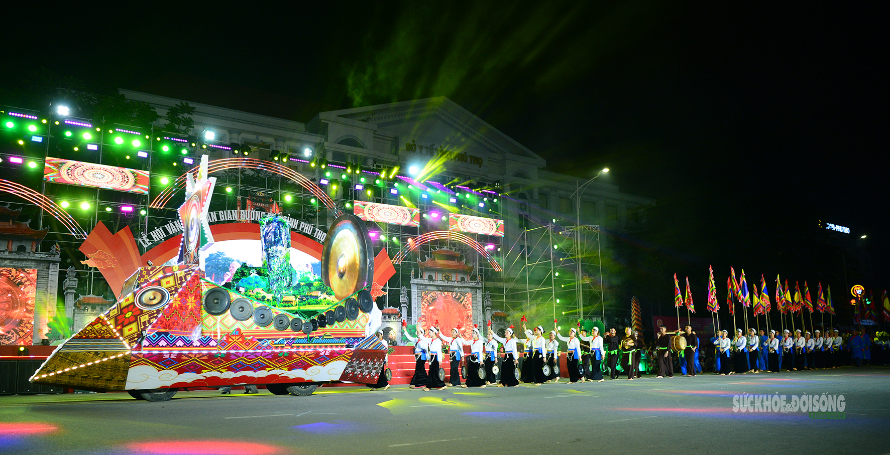 Rực rỡ 'Thanh âm nguồn cội' trong đêm hội đường phố Đất Tổ- Ảnh 1.