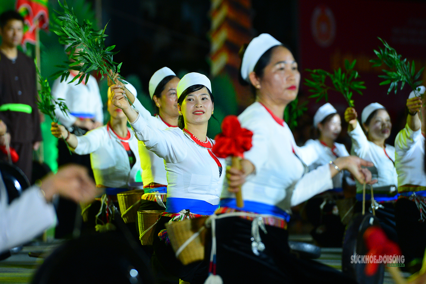 Rực rỡ 'Thanh âm nguồn cội' trong đêm hội đường phố Đất Tổ- Ảnh 4.