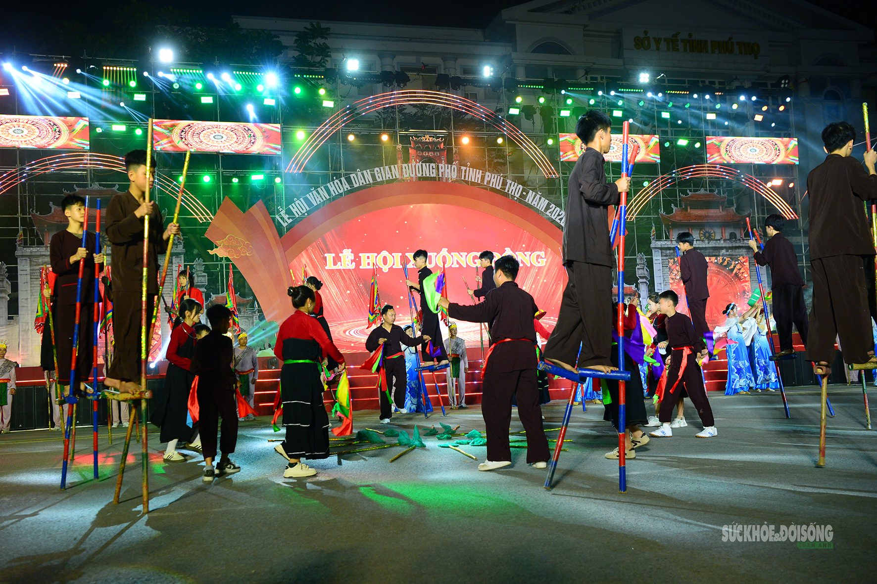 Rực rỡ 'Thanh âm nguồn cội' trong đêm hội đường phố Đất Tổ- Ảnh 15.