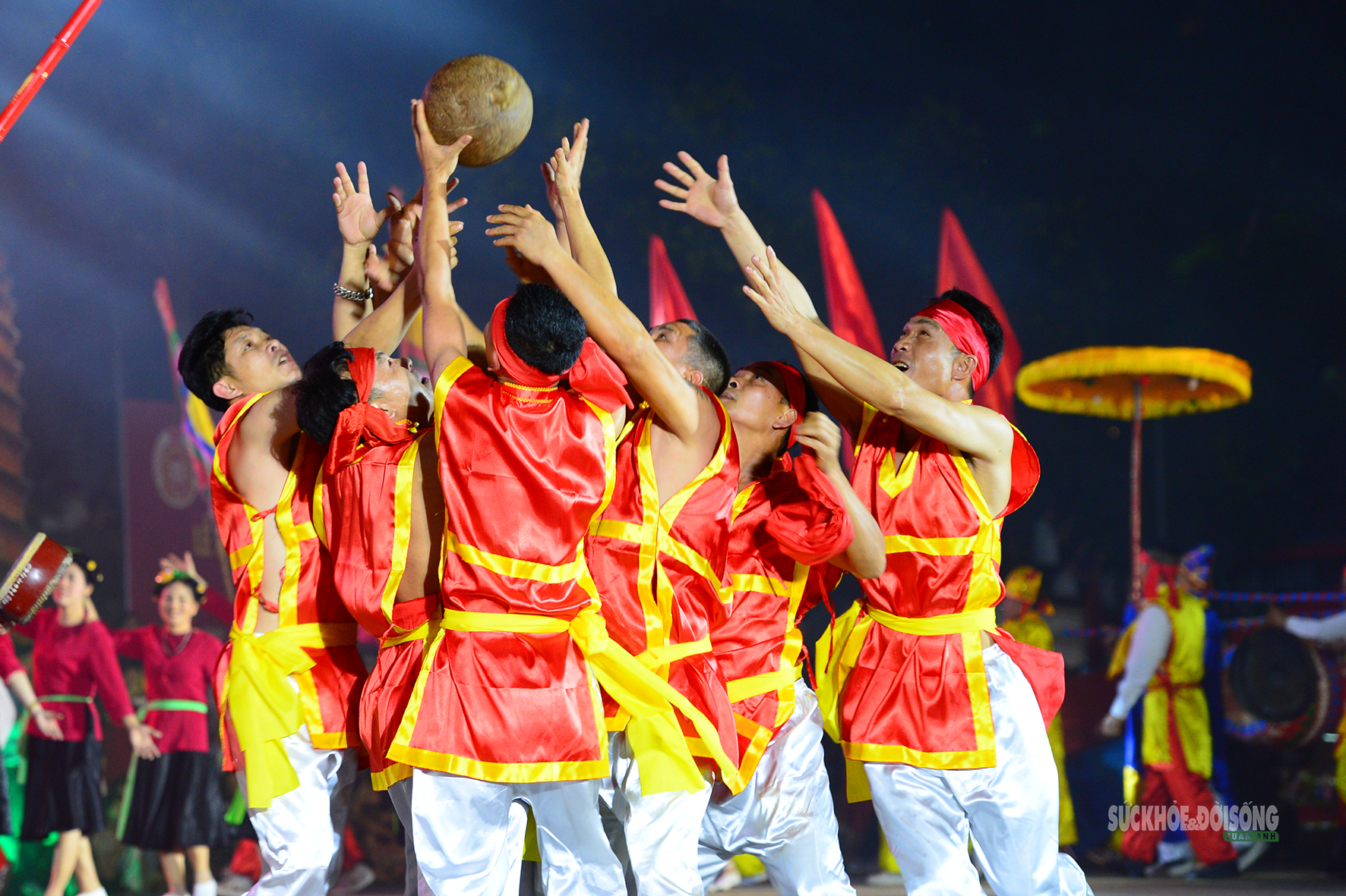 Rực rỡ 'Thanh âm nguồn cội' trong đêm hội đường phố Đất Tổ- Ảnh 14.