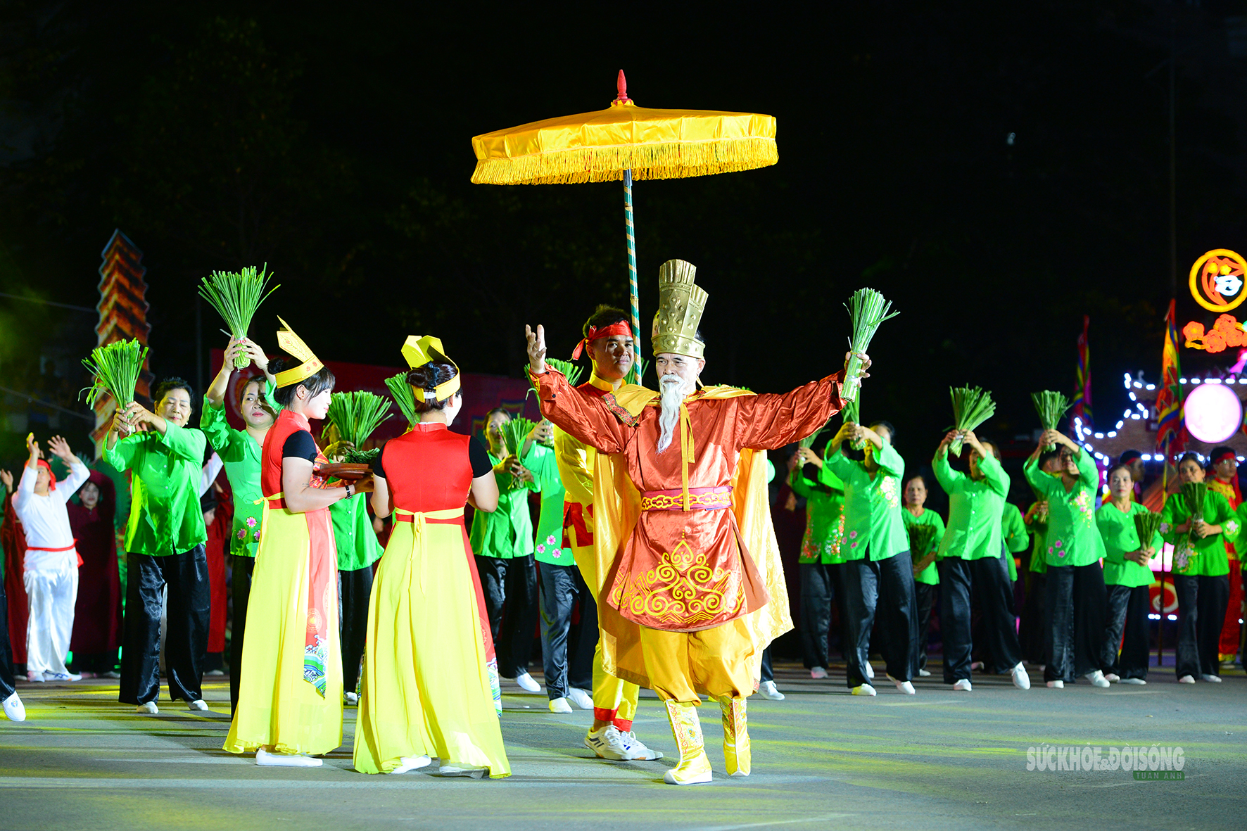 Rực rỡ 'Thanh âm nguồn cội' trong đêm hội đường phố Đất Tổ- Ảnh 2.