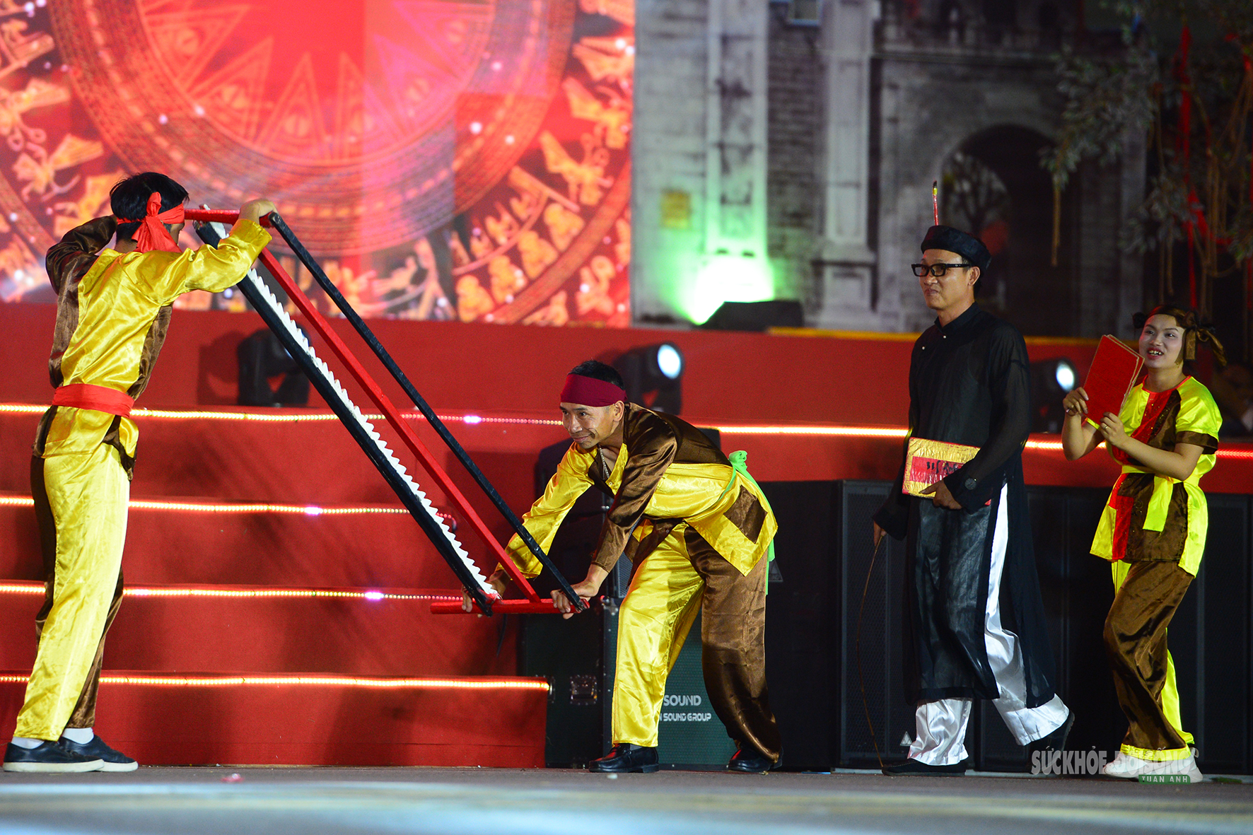 Rực rỡ 'Thanh âm nguồn cội' trong đêm hội đường phố Đất Tổ- Ảnh 11.