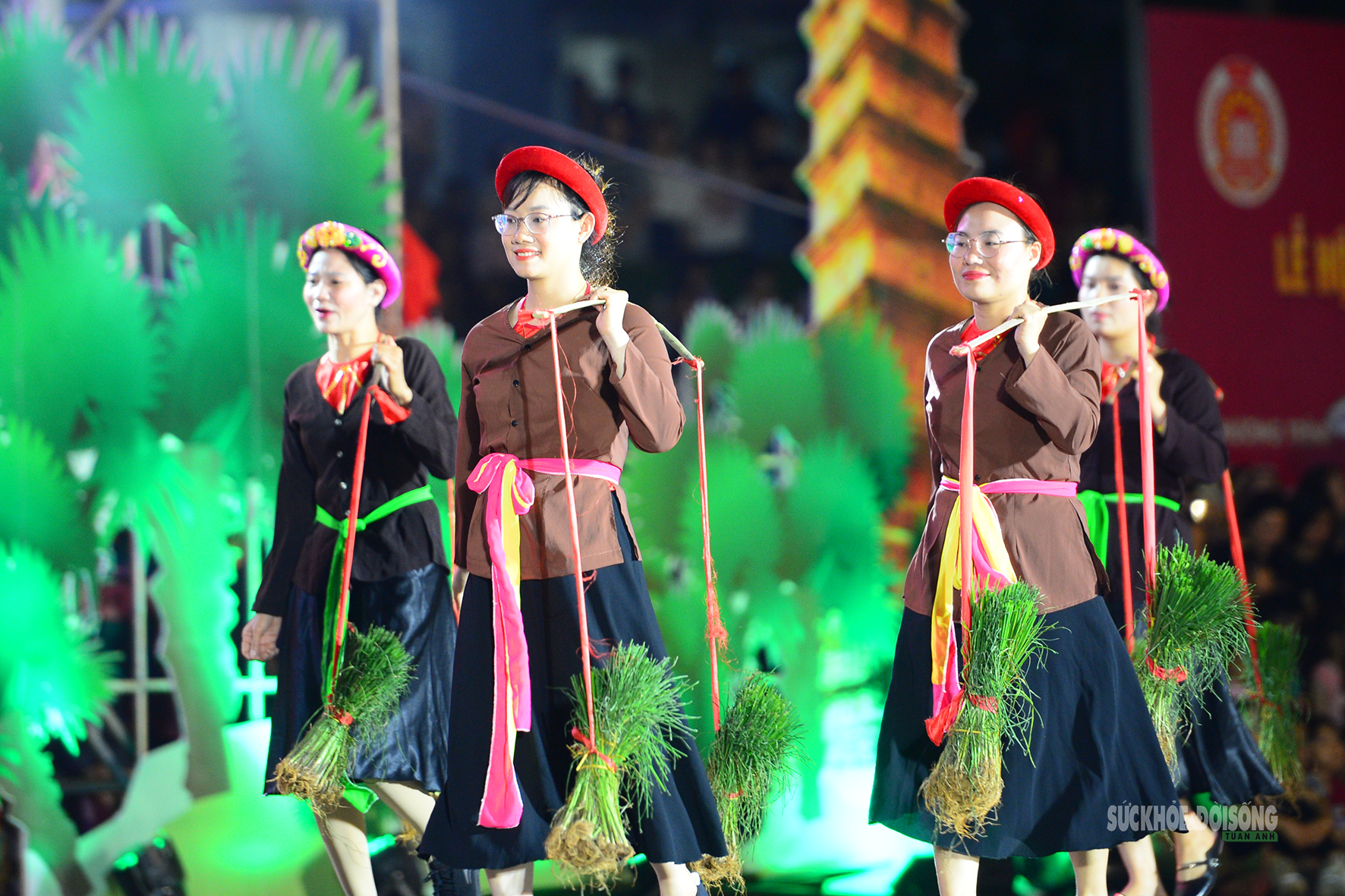 Rực rỡ 'Thanh âm nguồn cội' trong đêm hội đường phố Đất Tổ- Ảnh 5.